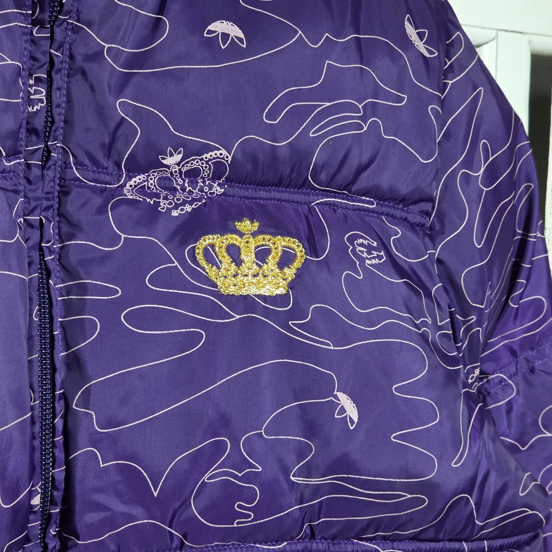 아디다스 키치 카모 왕관 패턴 퍼플 패딩 상품이미지3