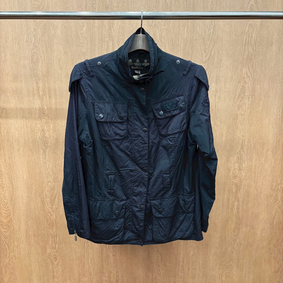 바버 필드 자켓 퀵 고정 플랩 숄더 에폭시 디테일 레귤러핏 블랙 상품이미지2