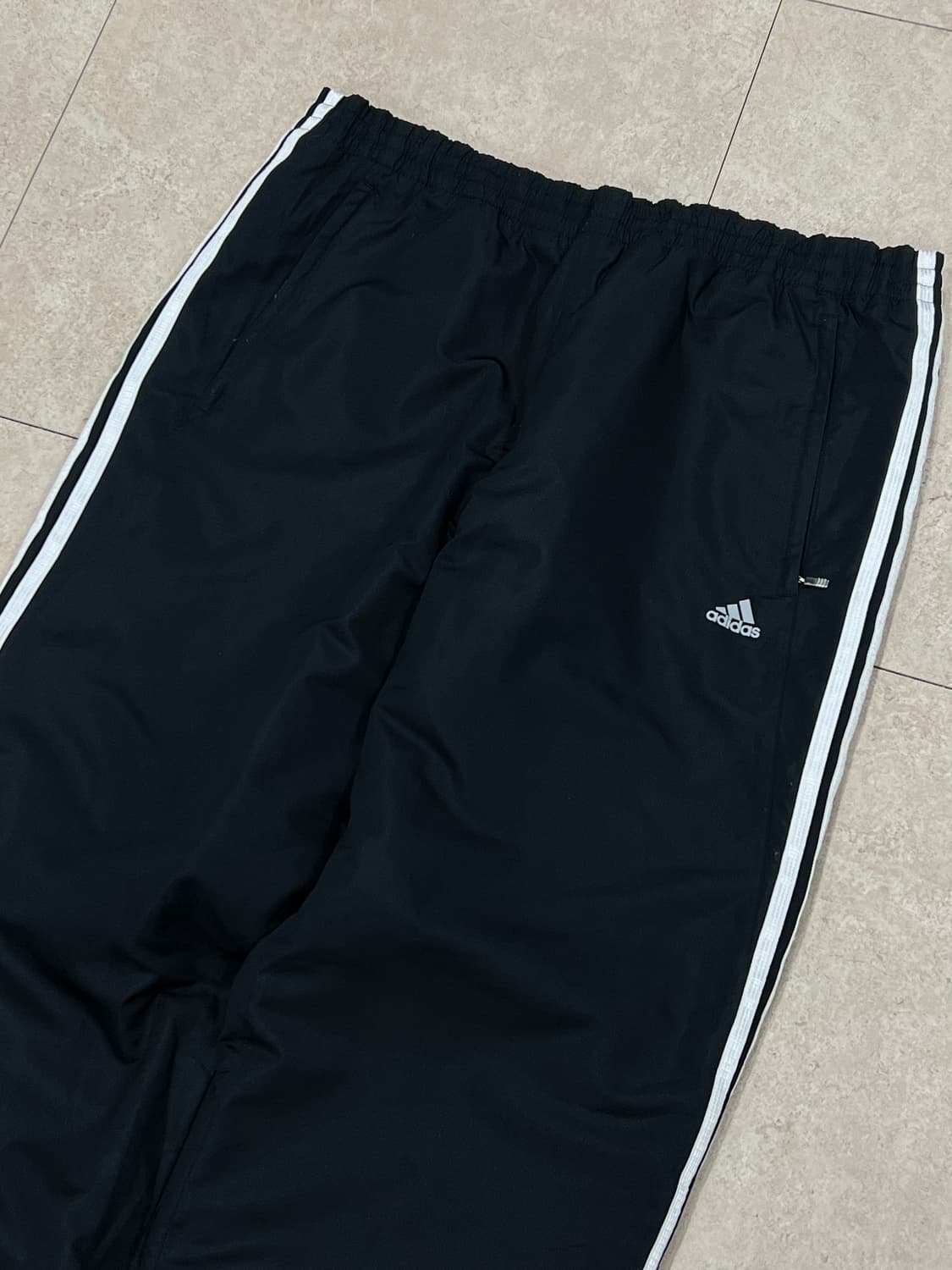 아디다스 올드스쿨 삼선 우븐 웜업 팬츠 블랙 (밑단 스트링) 상품이미지3