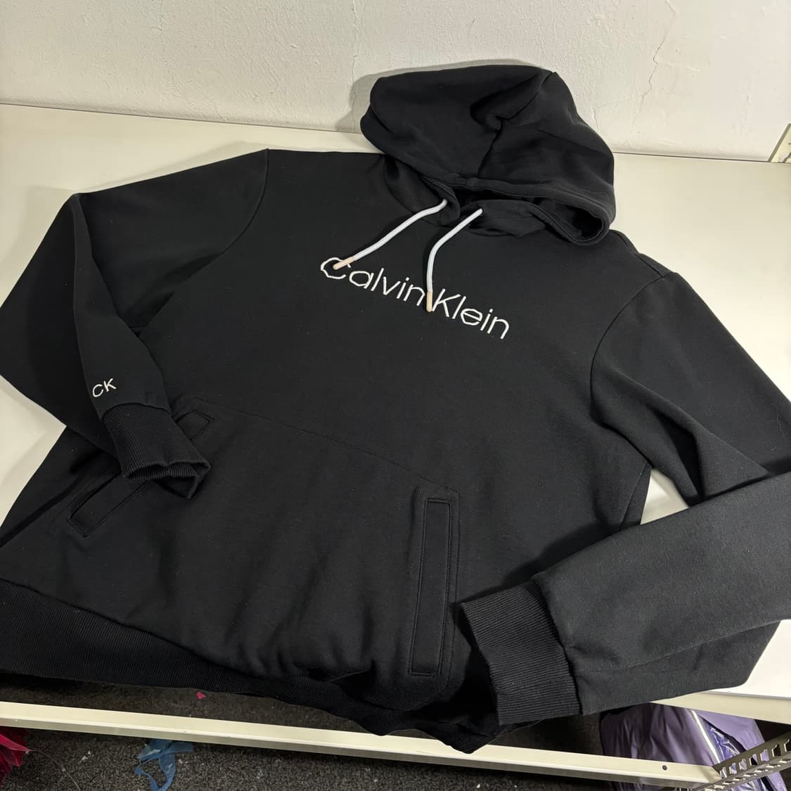 95-100 캘빈클라인 CK 블랙 레터링 후드티 상품이미지1