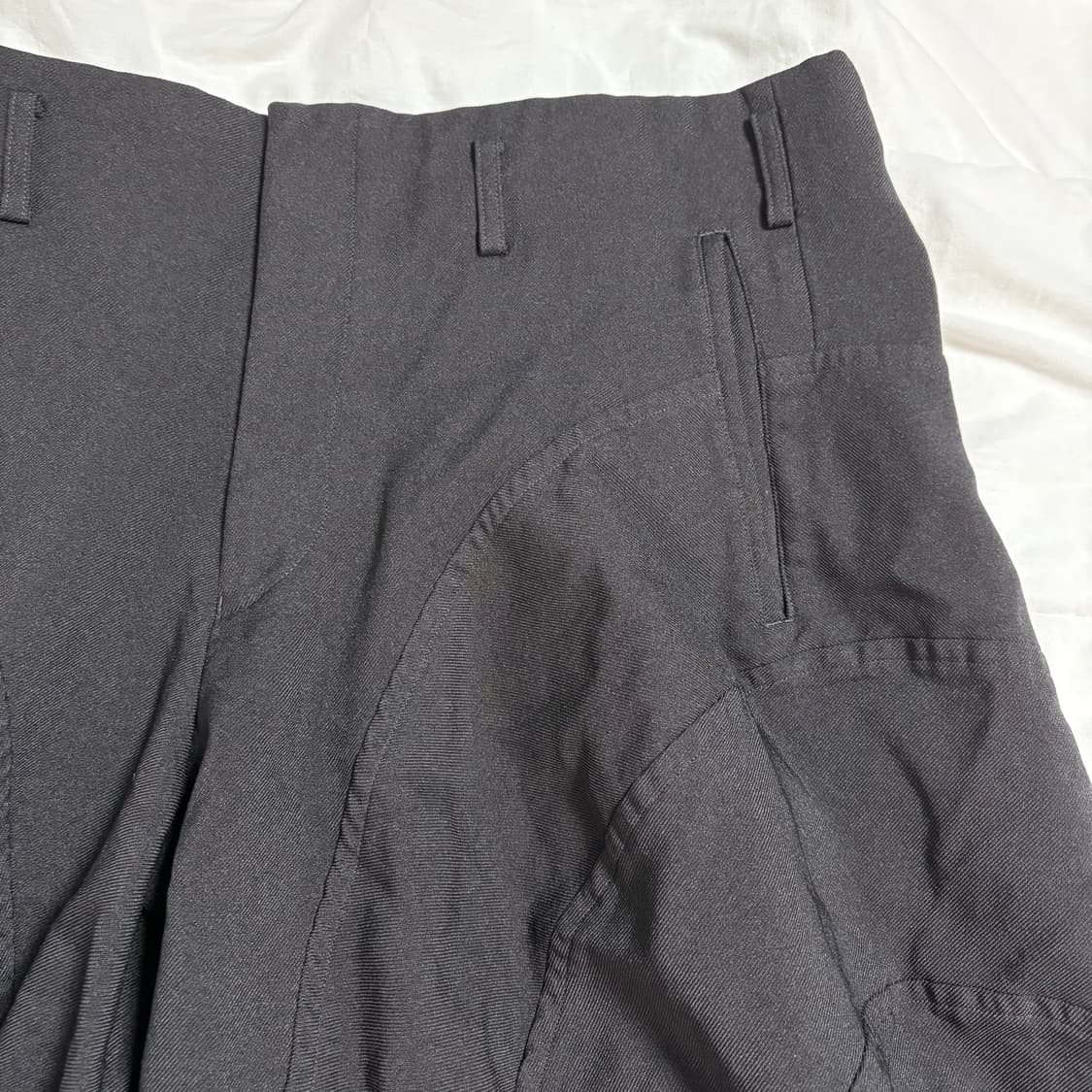 꼼데가르송 옴므플러스 / 25SS 패널 커브드 쇼츠 / XL 상품이미지1