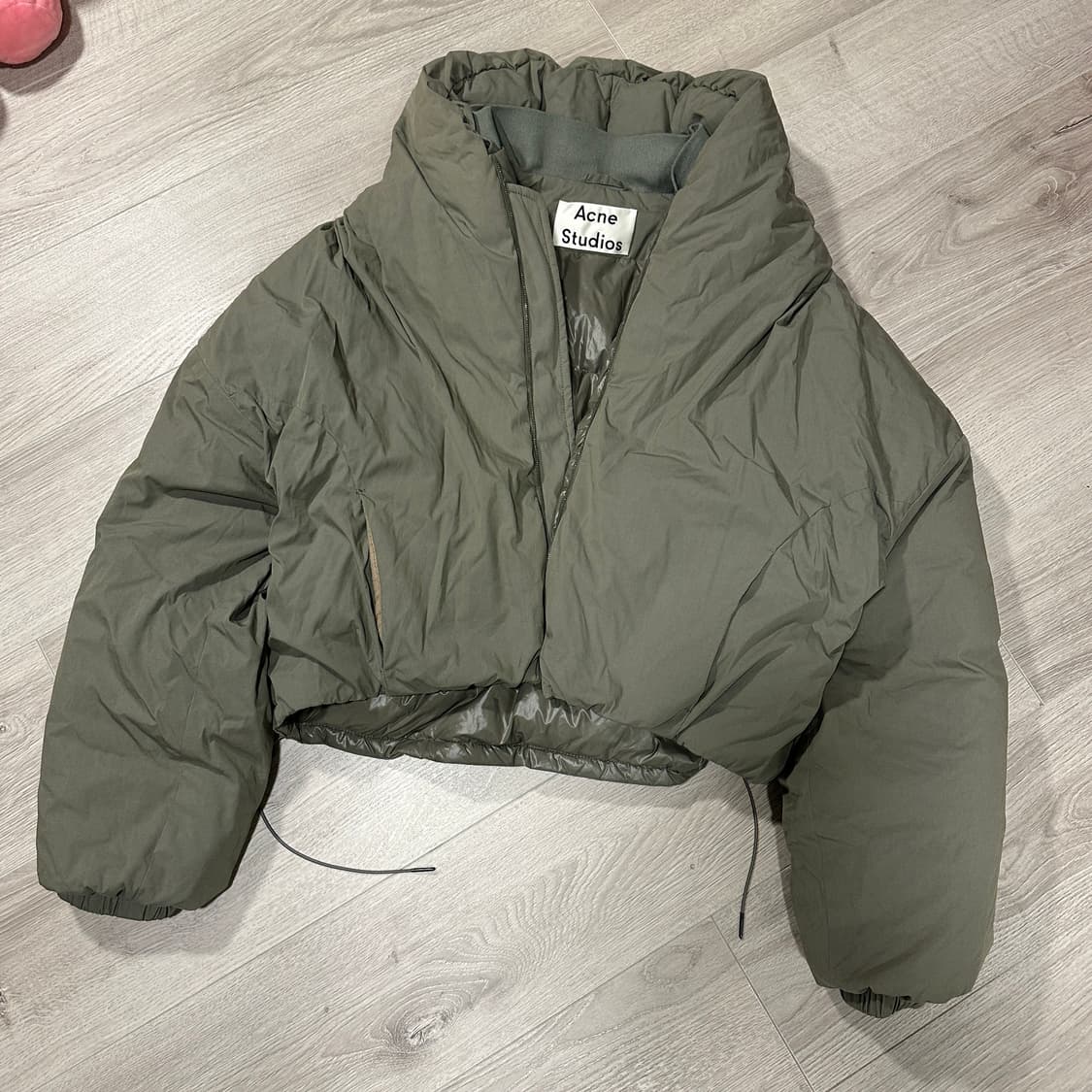 아크네 스튜디오 하이넥 크롭 패딩 카키 상품이미지1