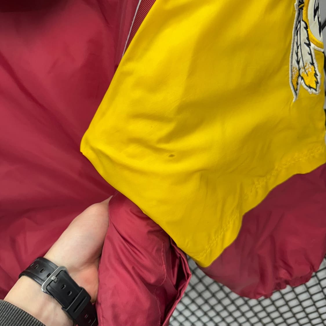 90s NFL X 워싱턴 레드스킨스 크롭 후드 점퍼 버건디 옐로 배색 상품이미지9