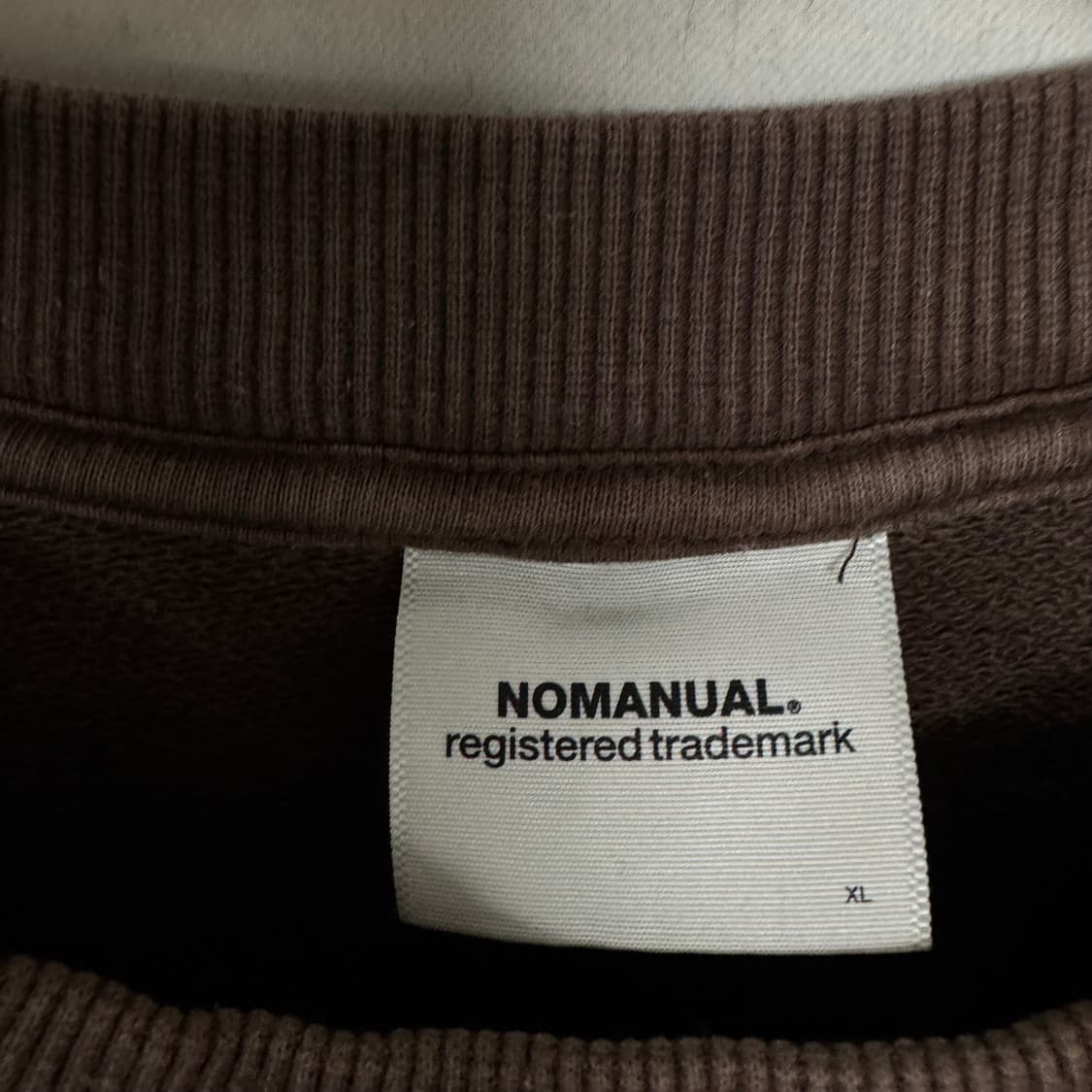 노메뉴얼 아치로고 크루넥 맨투맨 브라운 상품이미지3