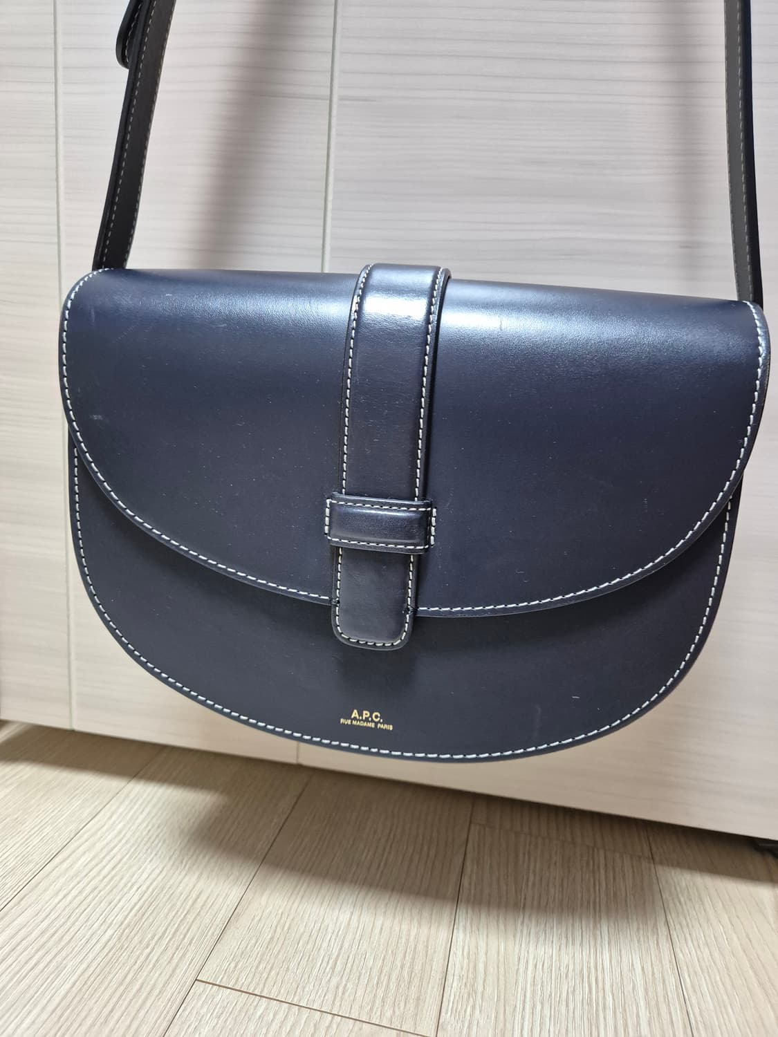 (정품) A.P.C.  아페쎄 하프문 가죽 크로스 가방 상품이미지1