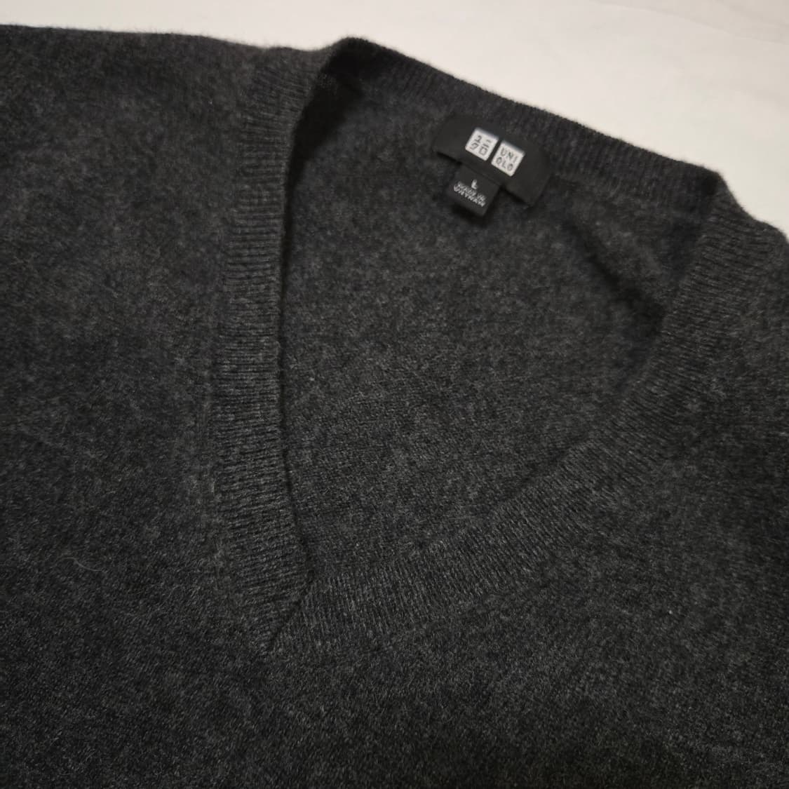유니클로 캐시미어 V넥 스웨터 다크 그레이 상품이미지5