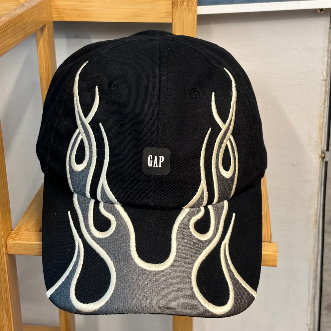 이지 갭 발렌시아가 플레임 블랙 볼캡 OS 상품이미지1