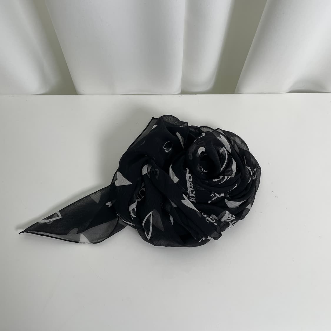 UNFOLLOW 언팔로우 블랙 시스루 하트 패턴 스카프 상품이미지2