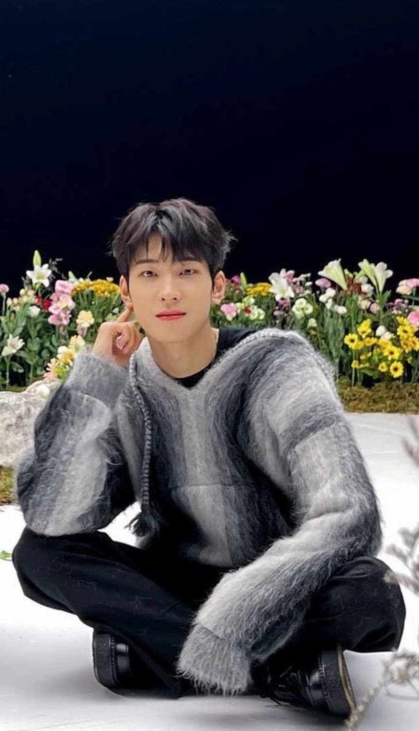[세븐틴 원우님 착용] 셀린느 21fw 바자 모헤어 스웨터 상품이미지1