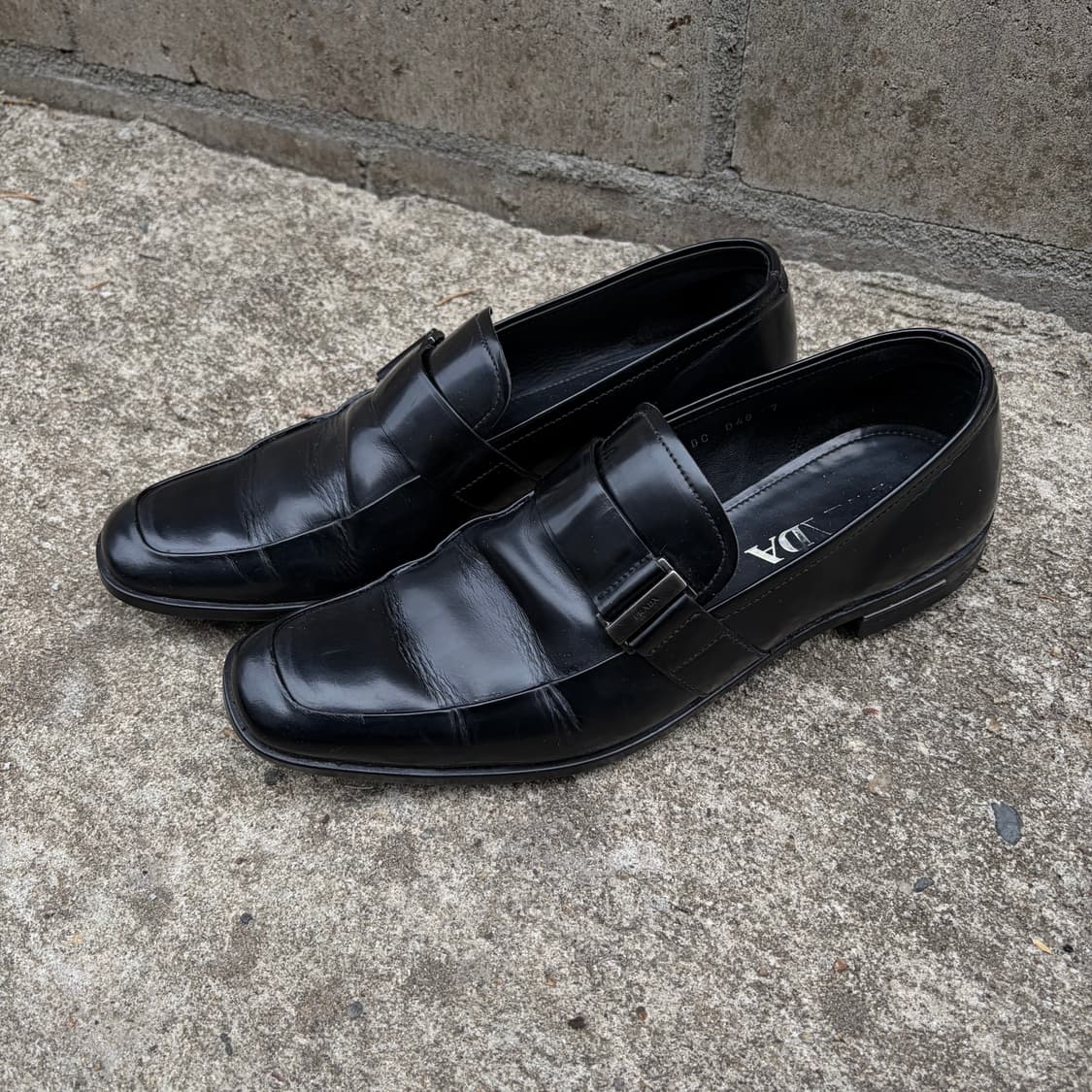 프라다 스트랩 버클 로퍼 상품이미지1