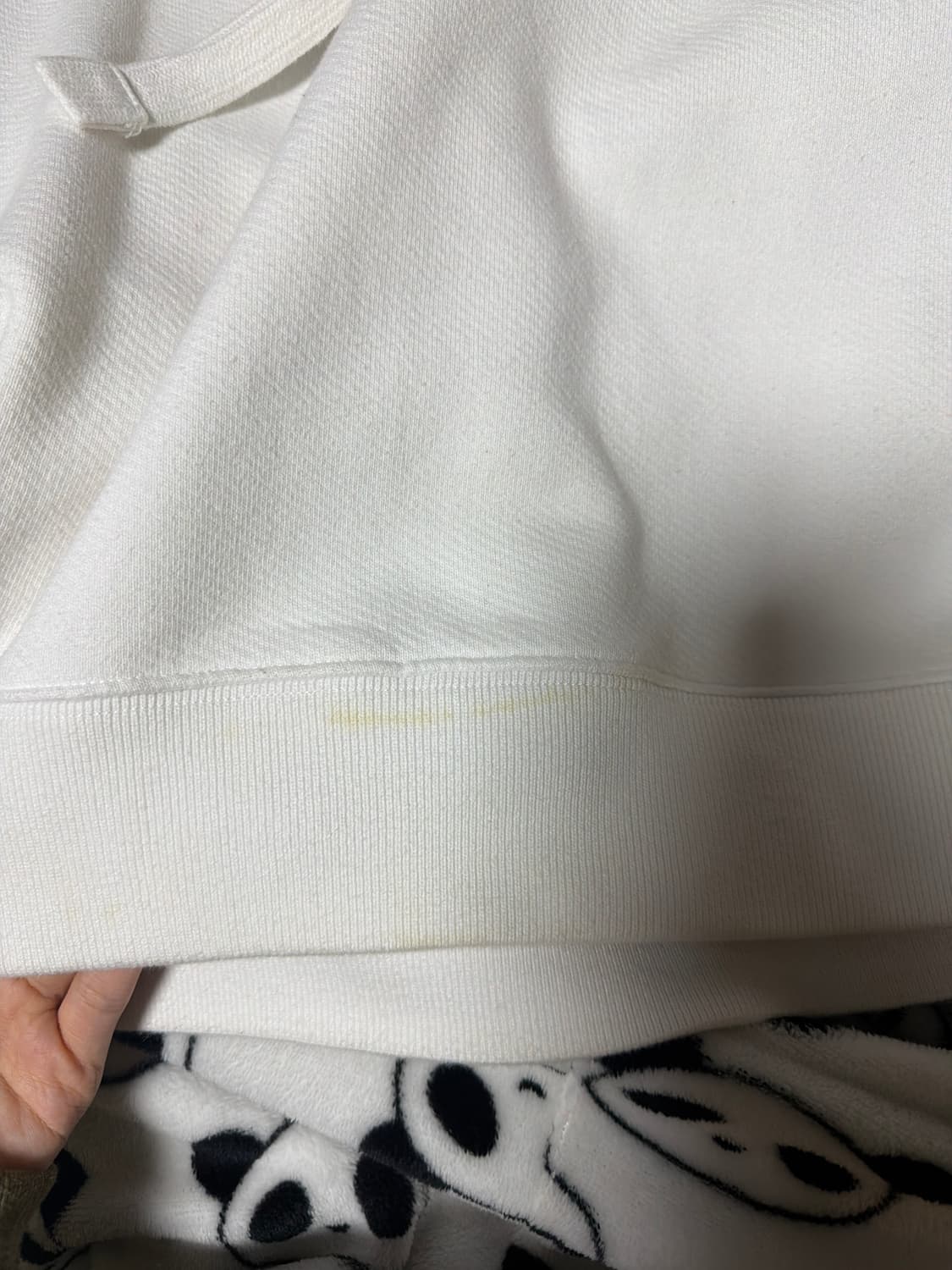 오프화이트 스프레이 슬림 긴팔 기모 맨투맨  상품이미지3