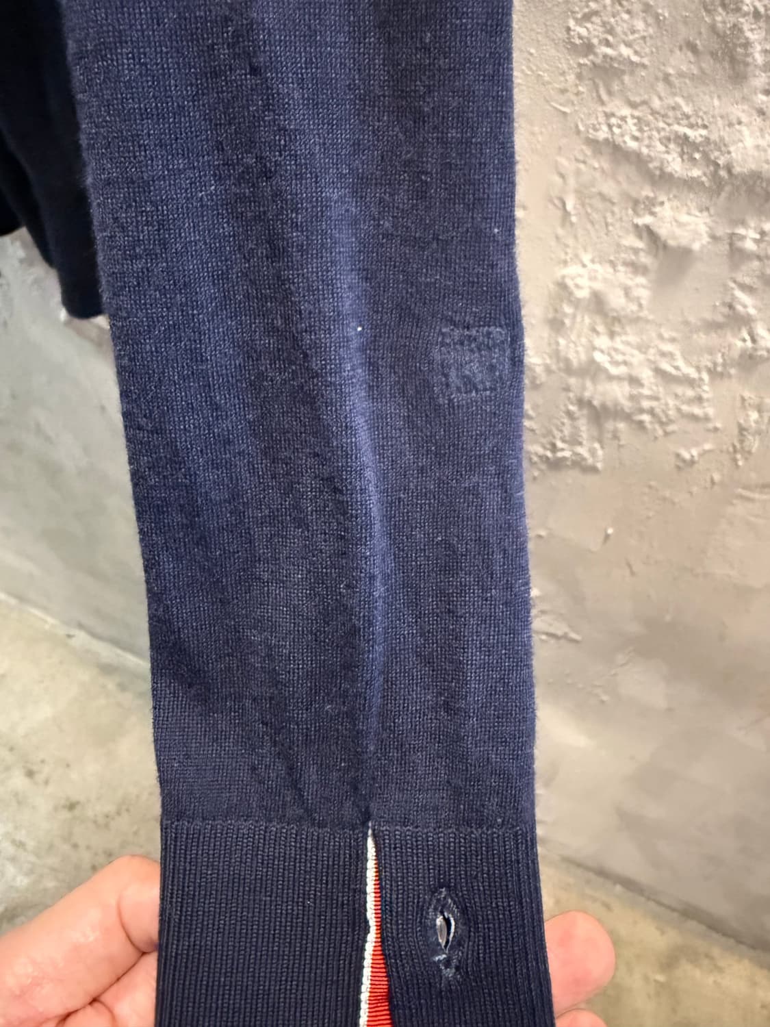2 톰브라운THOM BROWNE 사선완장 크루넥 니트 네이비 상품이미지8