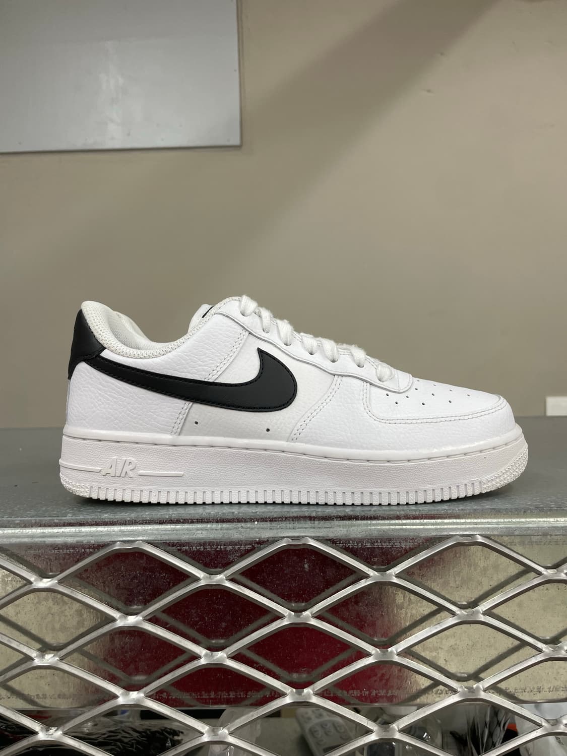 나이키 에어포스1 로우 화이트 블랙 240 상품이미지4