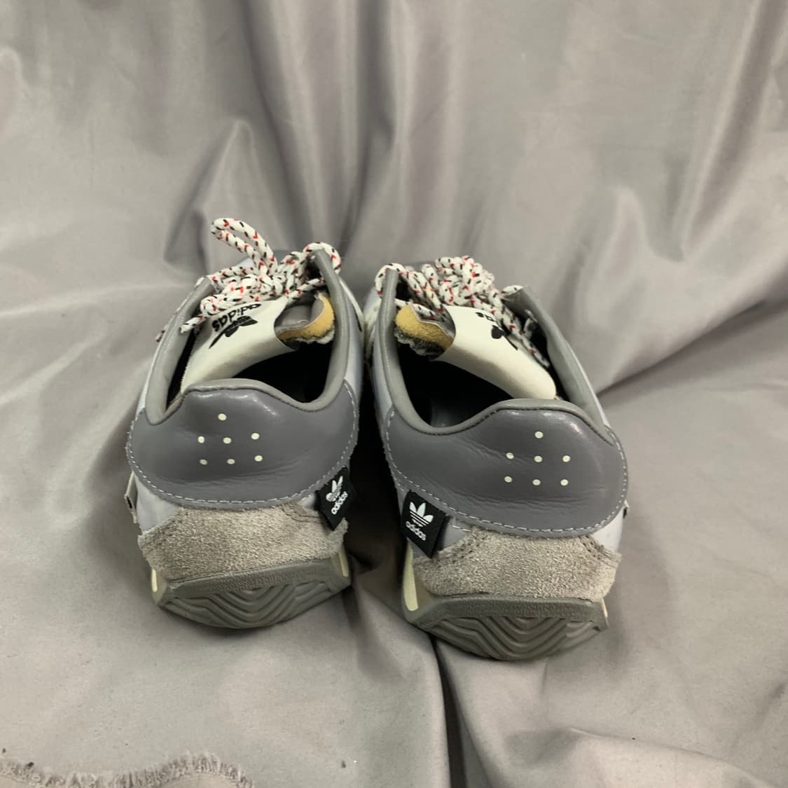 235 아디다스 x 송 포 더 뮤트 컨트리 OG 그레이 투 코어 블랙 상품이미지6