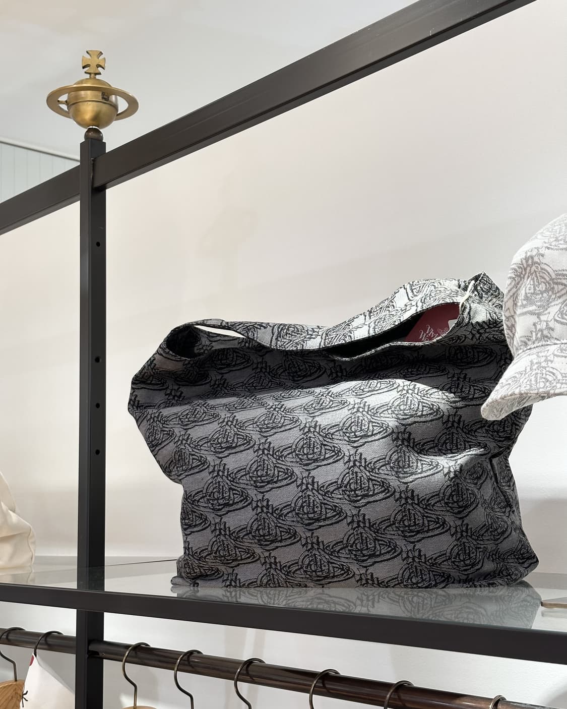 비비안웨스트우드 3D 모노그램 호보백 상품이미지1