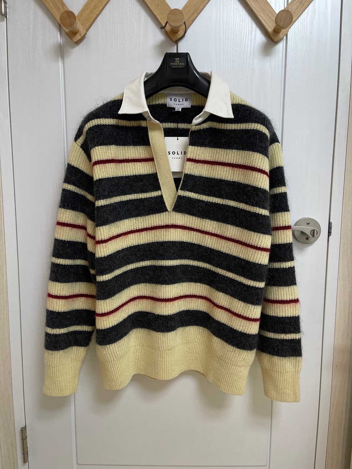 (25새상품)솔리드옴므 옐로우 스트라이프 오픈 칼라 니트 상품이미지1