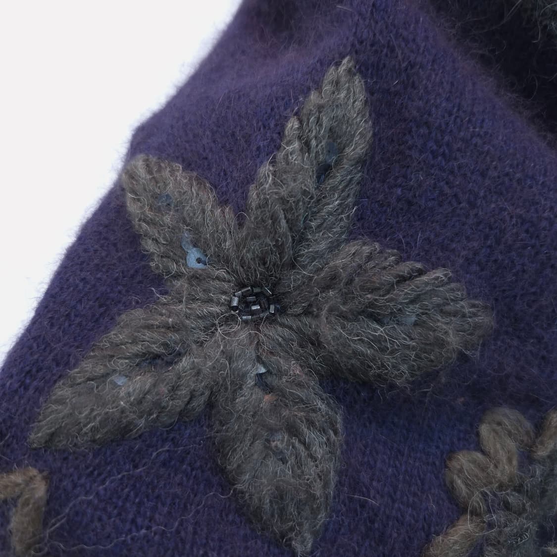 앙고라 자수 소매 차콜 배색 루즈핏 니트 상품이미지4