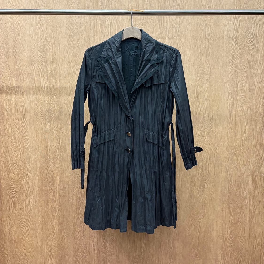 스피치오 싱글 코트 세로 플리츠 텍스처 허리 스트랩 백 요크 디테일 블랙 상품이미지2