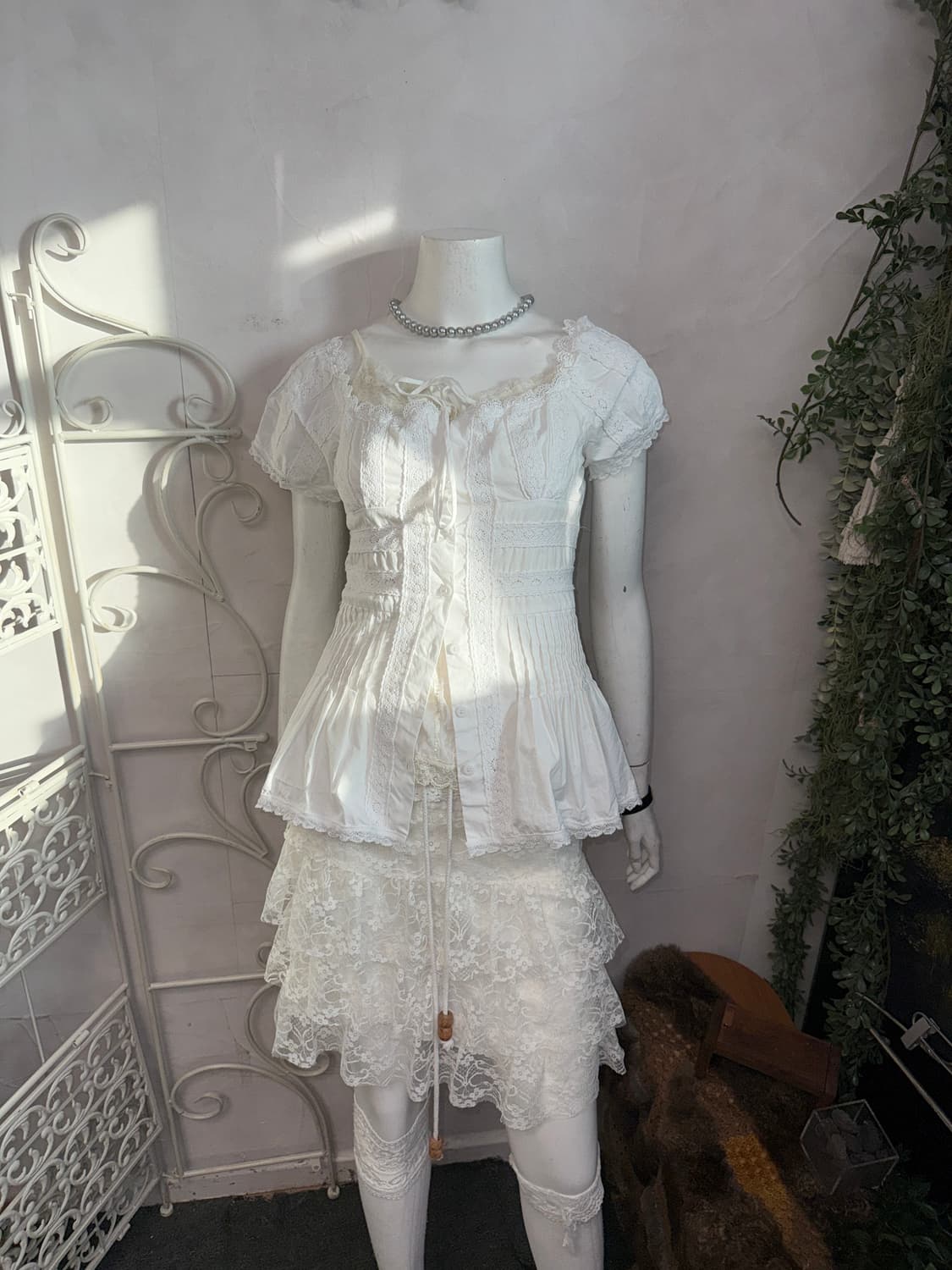 White pleats lace button off shoulder bl 상품이미지5