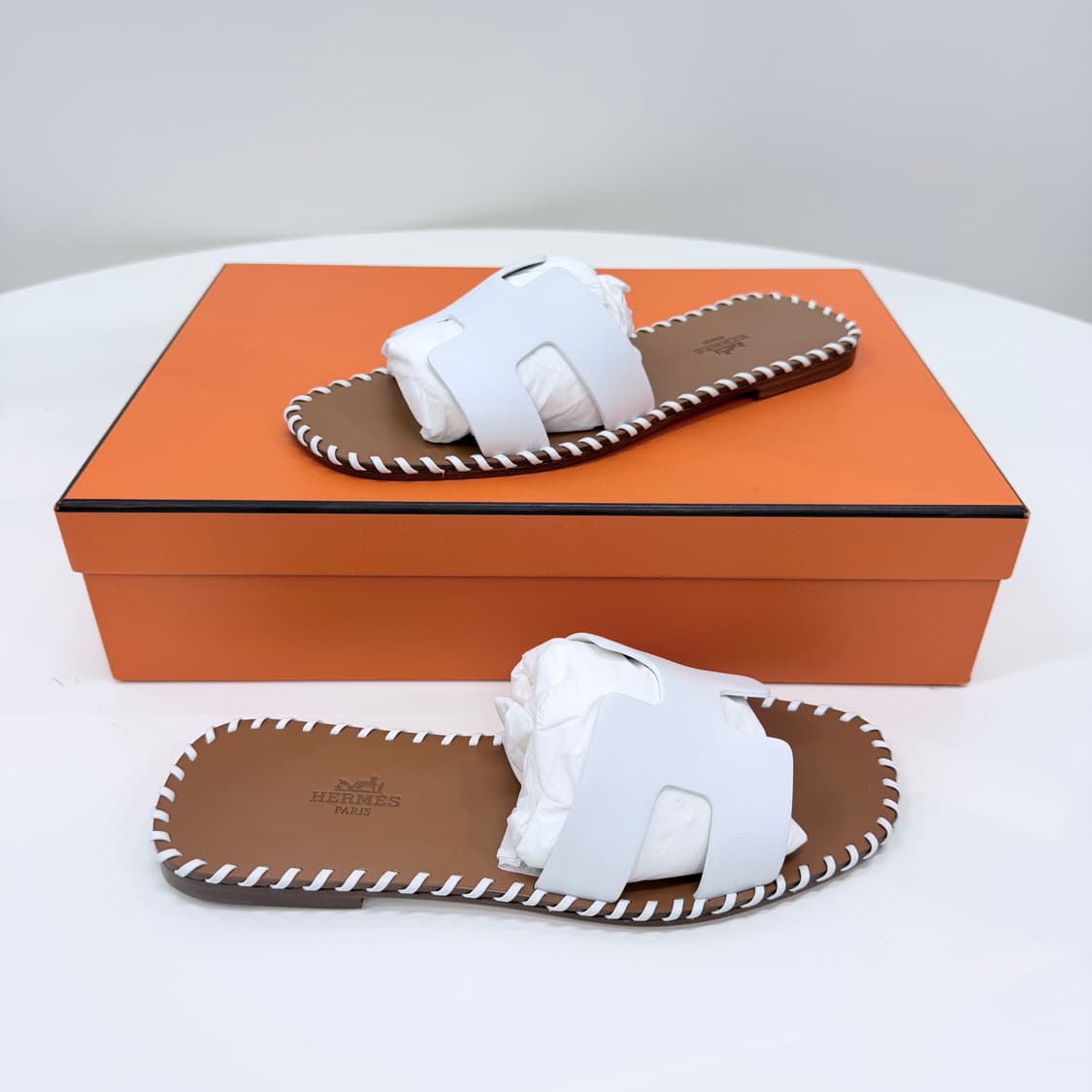 [미사용/240] 에르메스 이즈미르 화이트 스티치 샌들 슬리퍼 화이트 상품이미지3