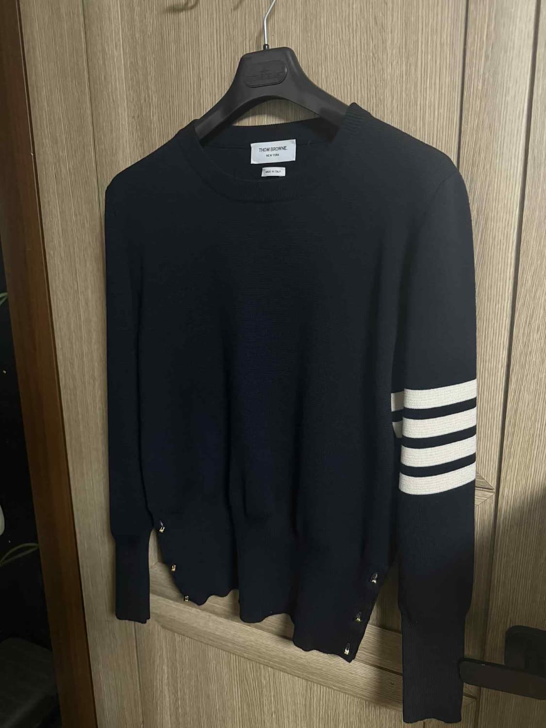 톰브라운 밀라노스티치 사선완장 금장 3버튼 니트 네이비 5 상품이미지2