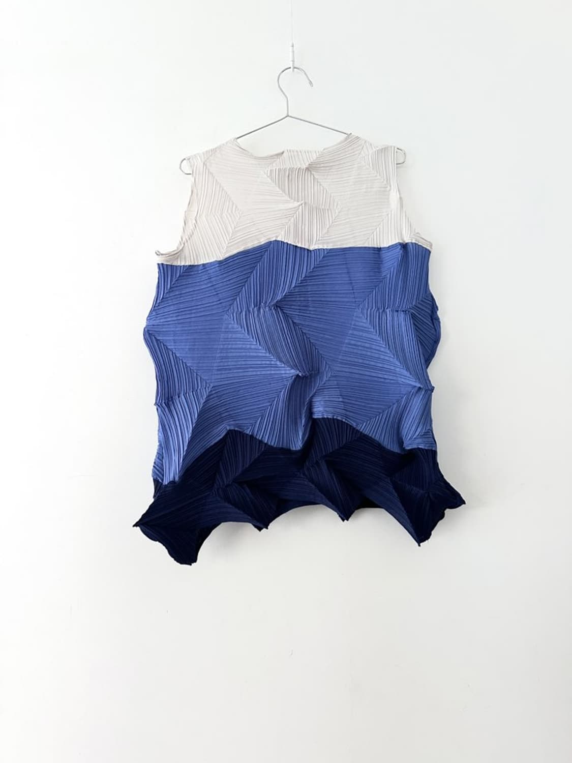Sculptural color block pleats  상품이미지4