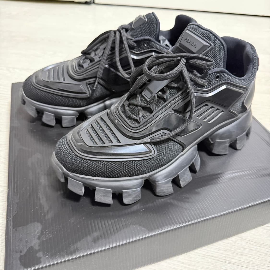 프라다 클라우드 버스트 썬더 상품이미지1