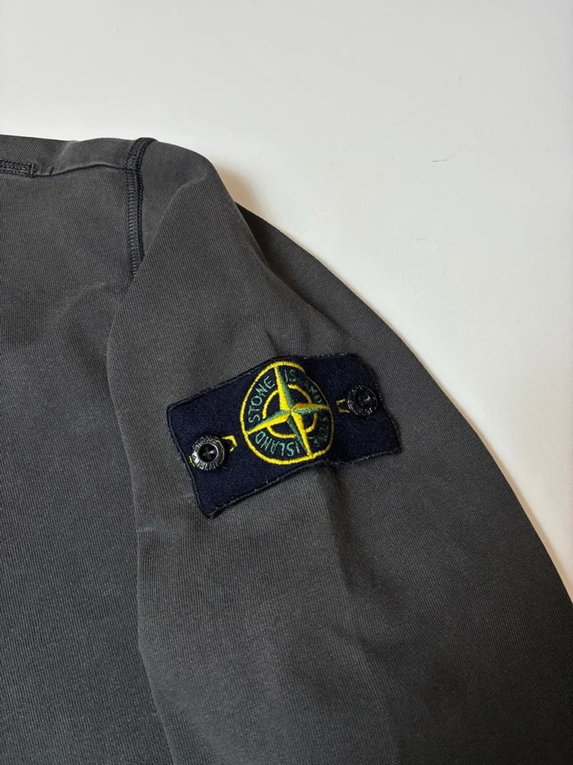 스톤아일랜드 피그먼트 컴퍼스 패치 롱 슬리브 PN8131 상품이미지5