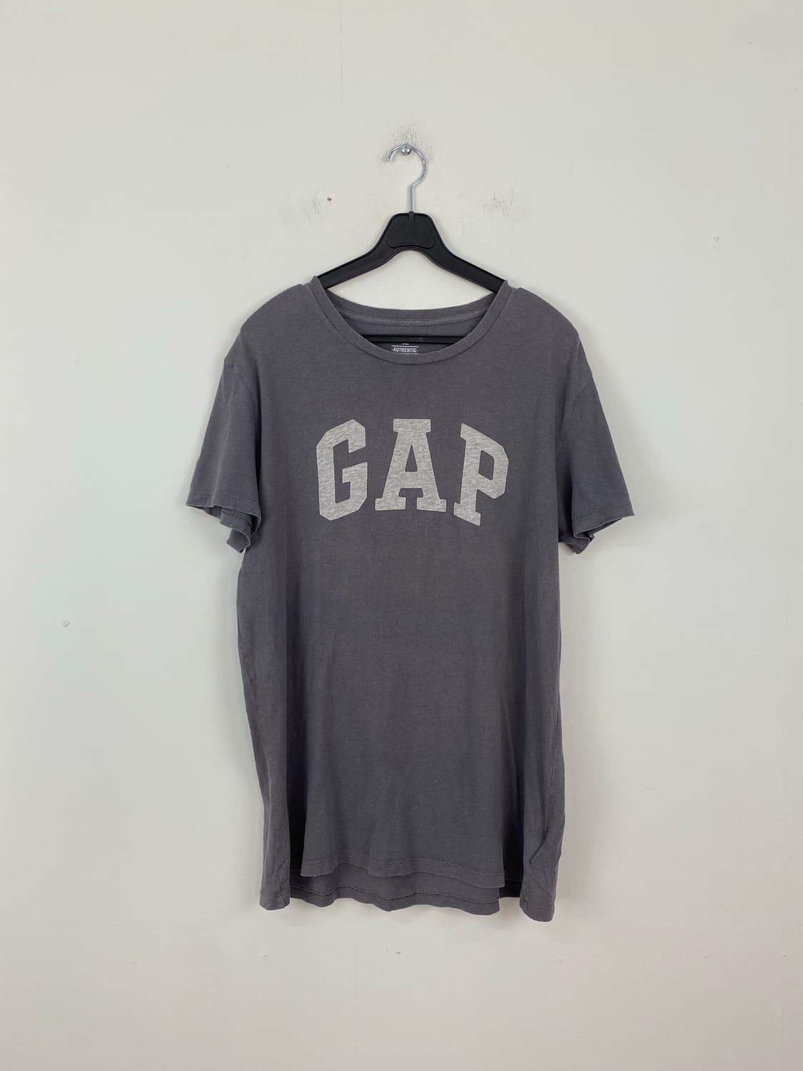 갭 GAP 로고 차콜 반팔티 M <98>  size 가슴(단면) 52 기 상품이미지1