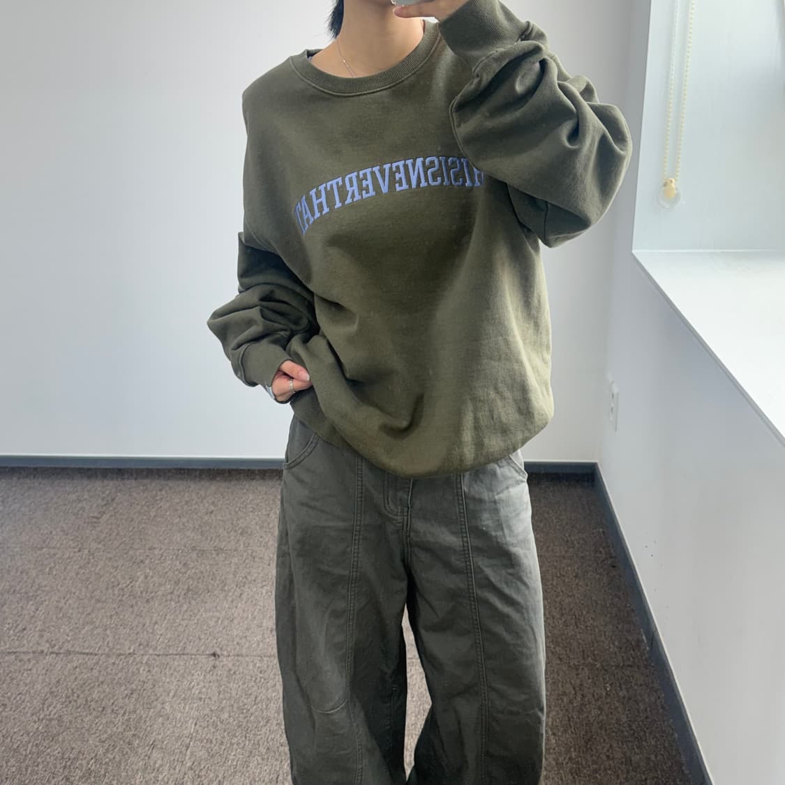 Thisisneverthat 디스이즈네버댓 카키 맨투맨  상품이미지1