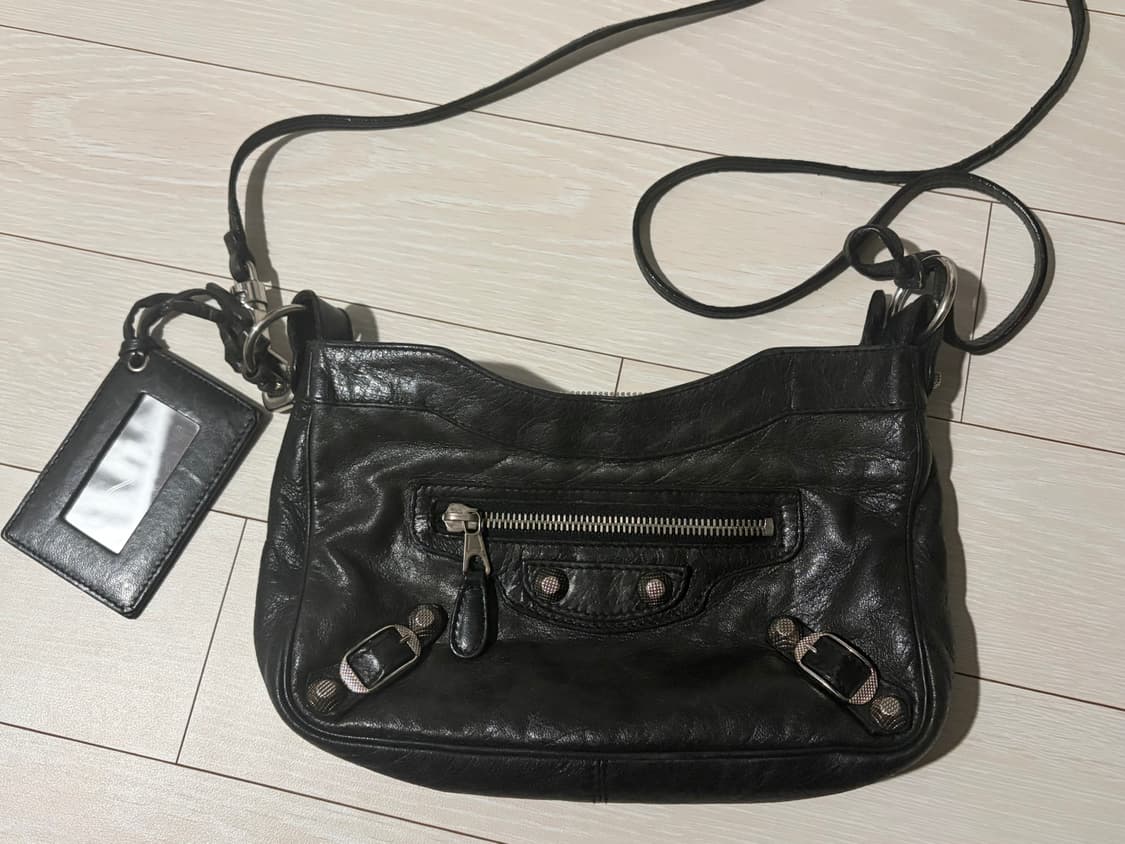 발렌시아가 자이언트 힙 크로스백 블랙 상품이미지2