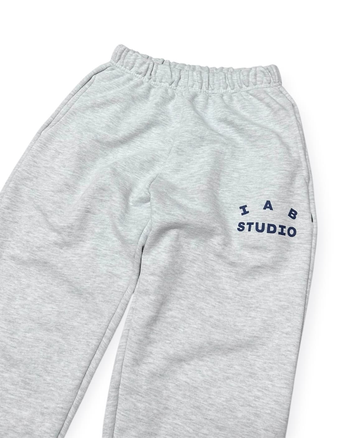 아이앱스튜디오 라이트 그레이 스웻팬츠 상품이미지3
