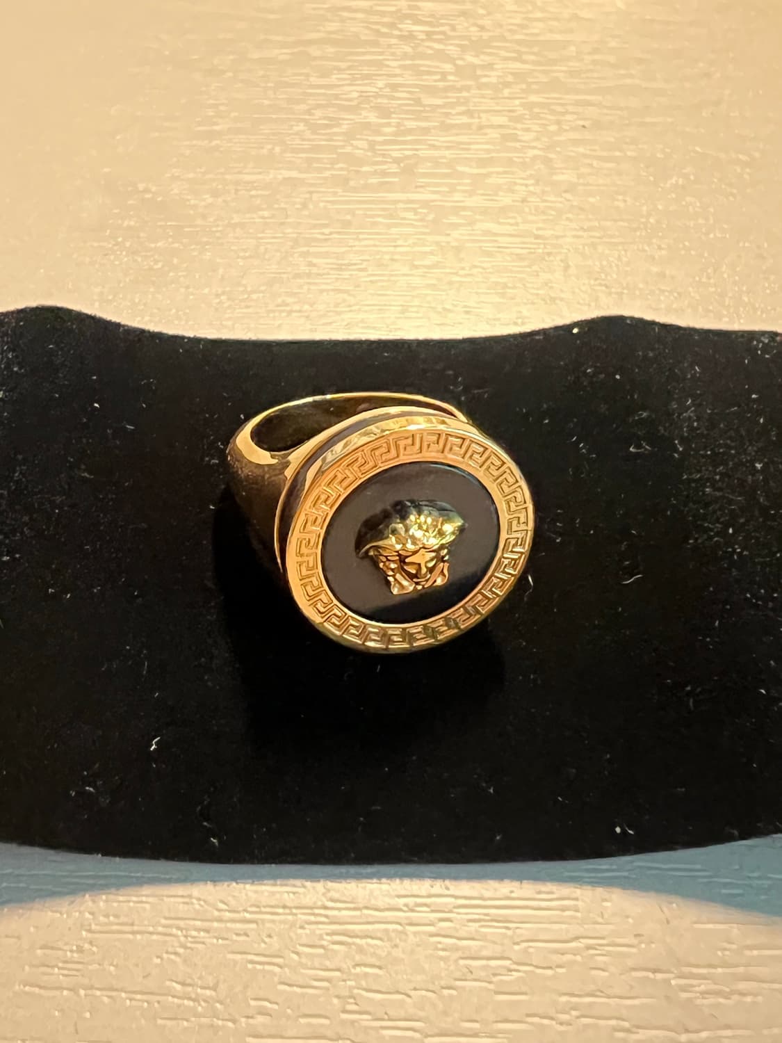 베르사체 에나멜 메두사 링 블랙 골드 상품이미지1