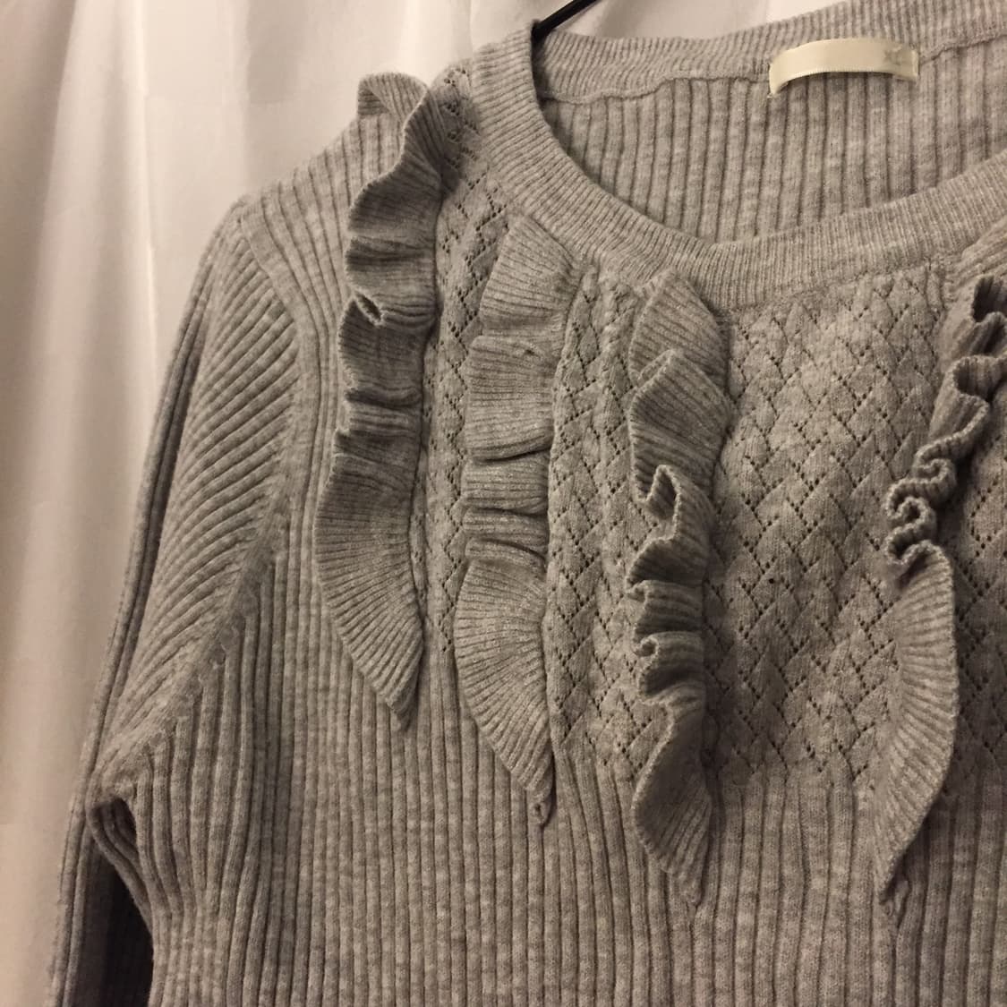 GU 로걀 하구미 러플 그레이 니트 상품이미지3