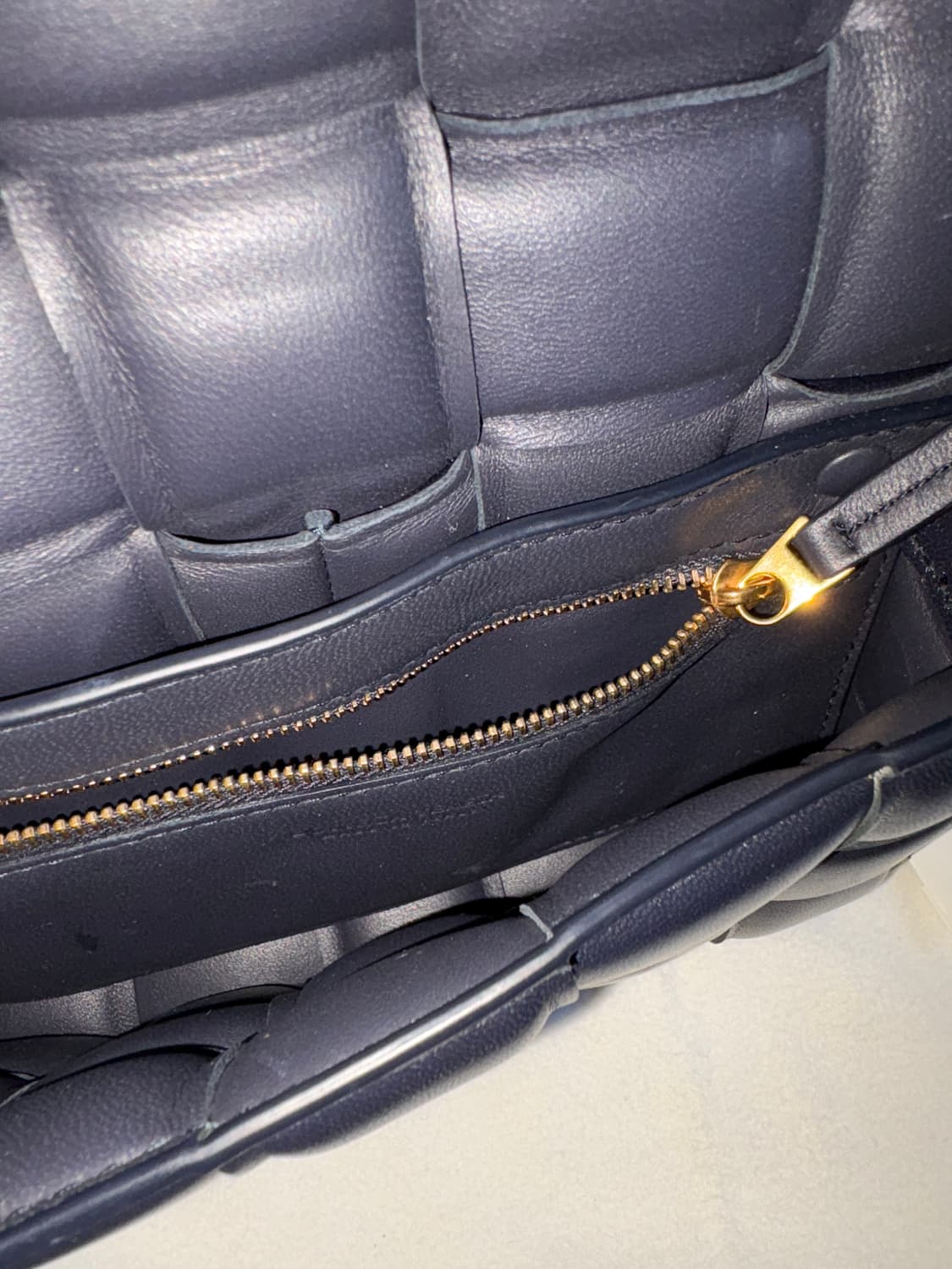 보테가 베네타 패딩레더 카세트백 딥블루 상품이미지4