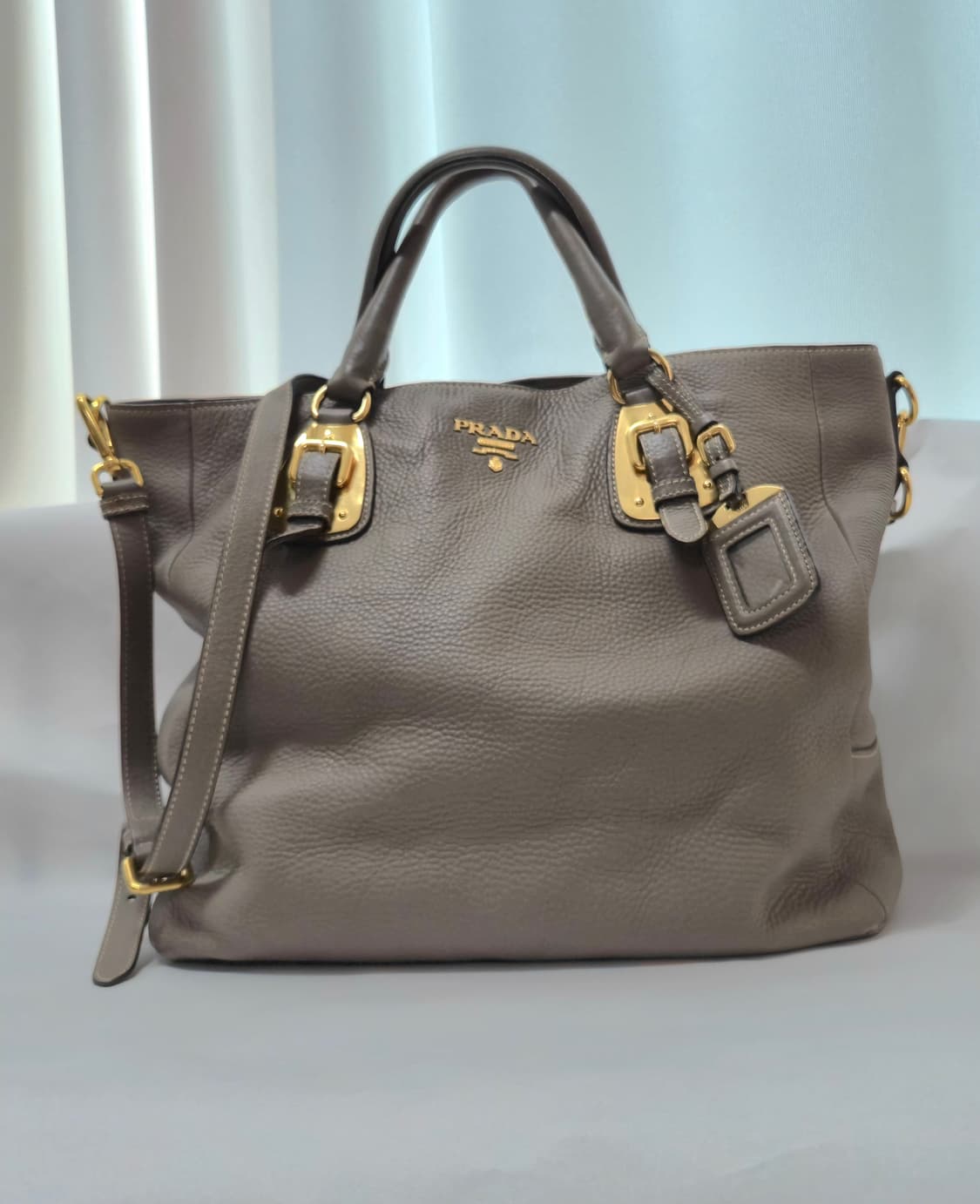프라다 그레이 가죽 토트백 상품이미지1