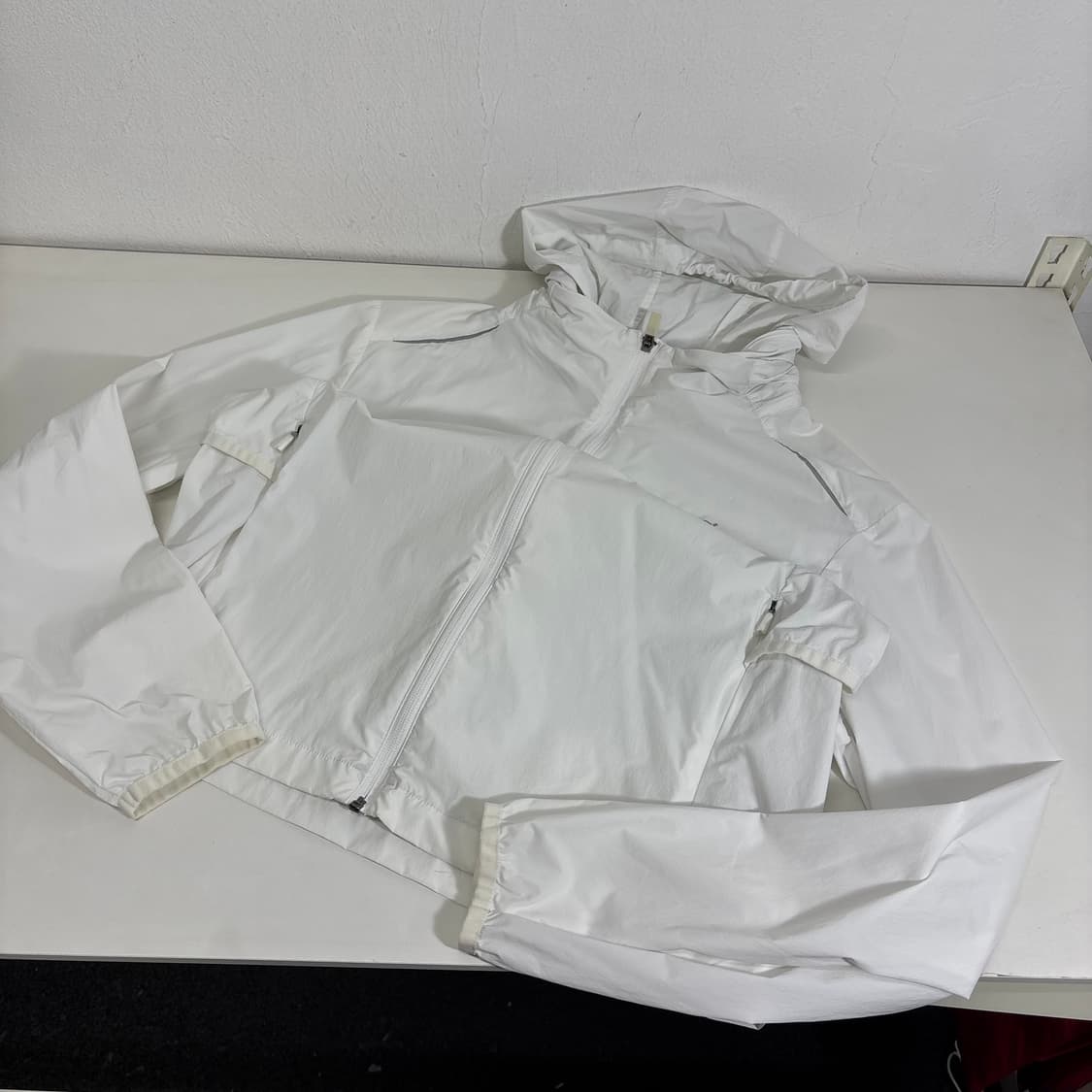 M 마모트 크림화이트 기본로고 등산 경량바람막이 상품이미지2