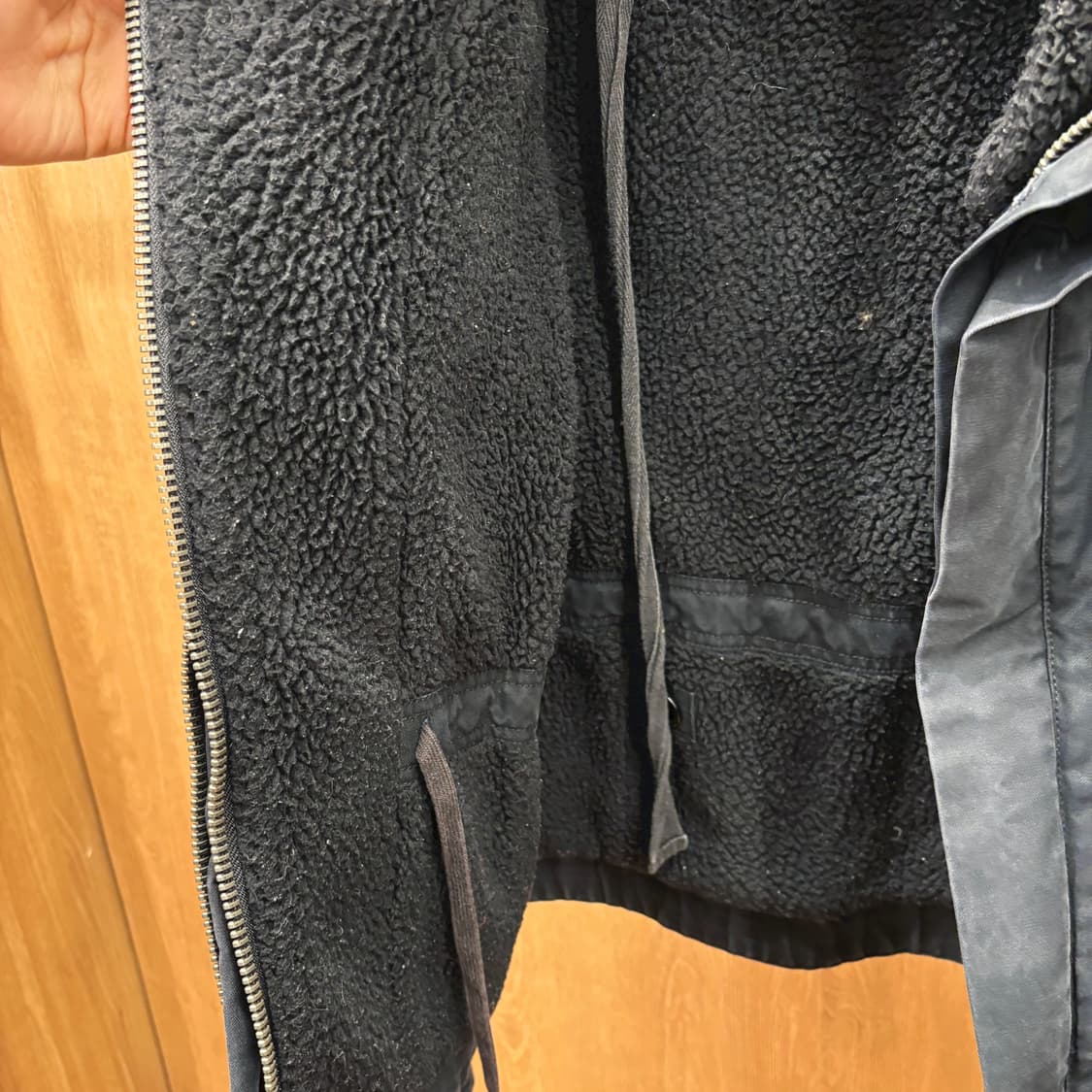 쟈딕 앤 볼테르 하이넥 자켓 플리스 안감 밑단 지퍼 디테일 블랙 상품이미지8