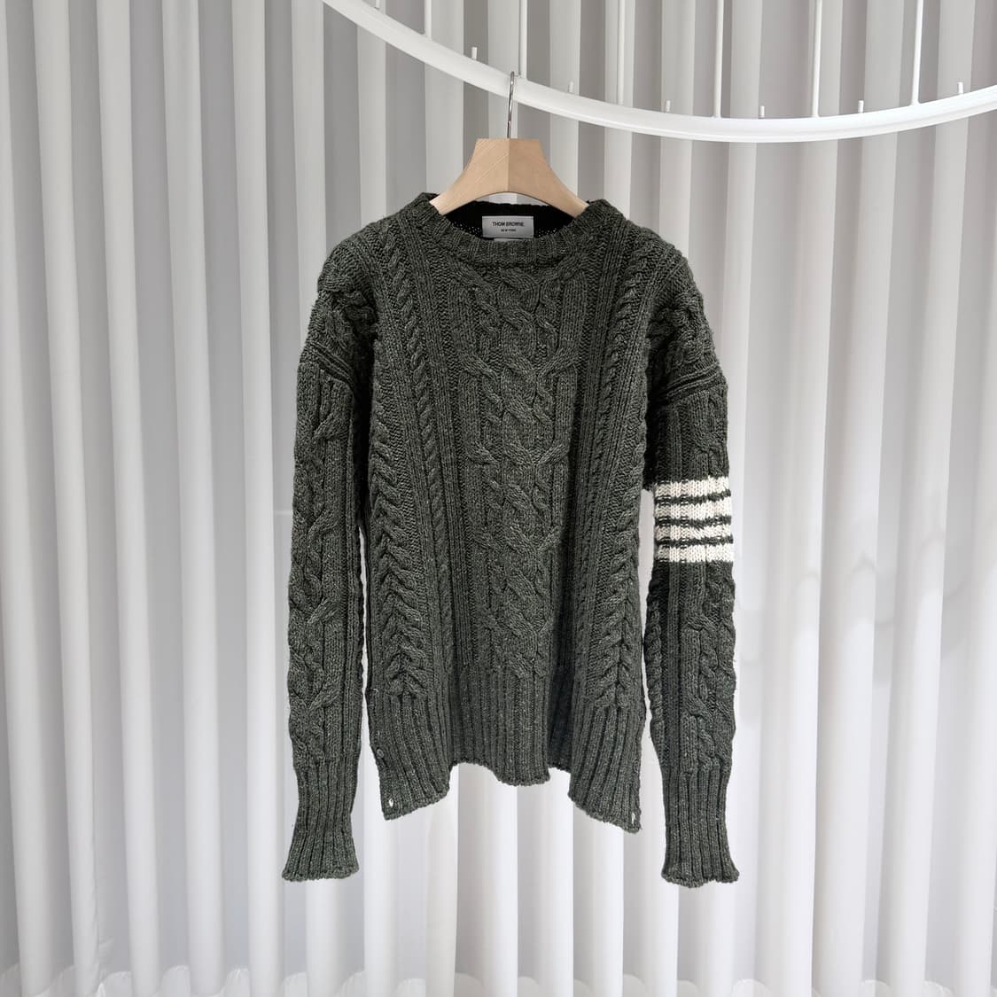 (A+/5) / 톰브라운 아란 사선완장 케이블 니트 다크 그린 상품이미지1