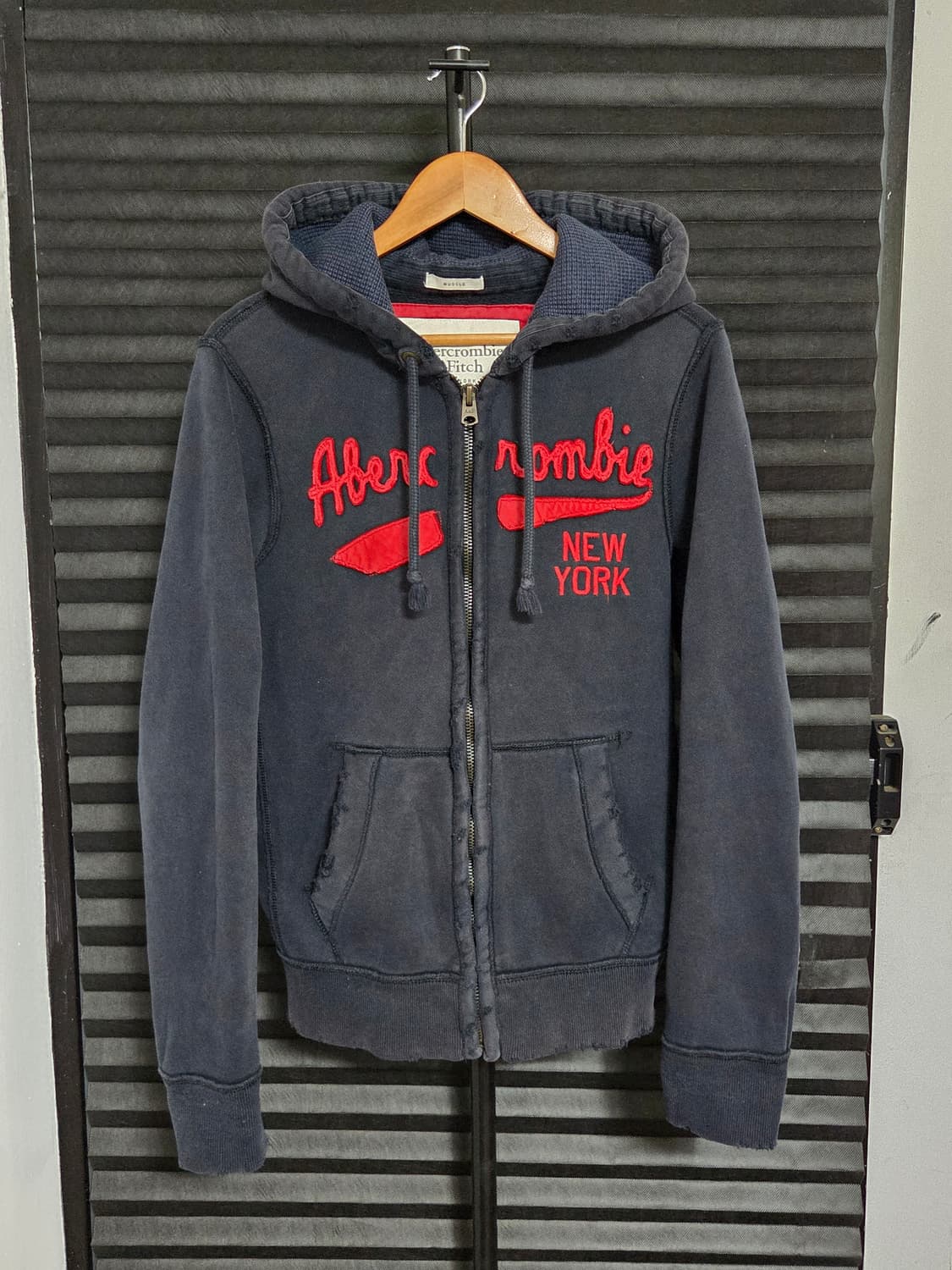 [아베크롬비 앤 피치] 머슬 핏 빅 로고 아플리케 후드집업 | 00126 상품이미지1