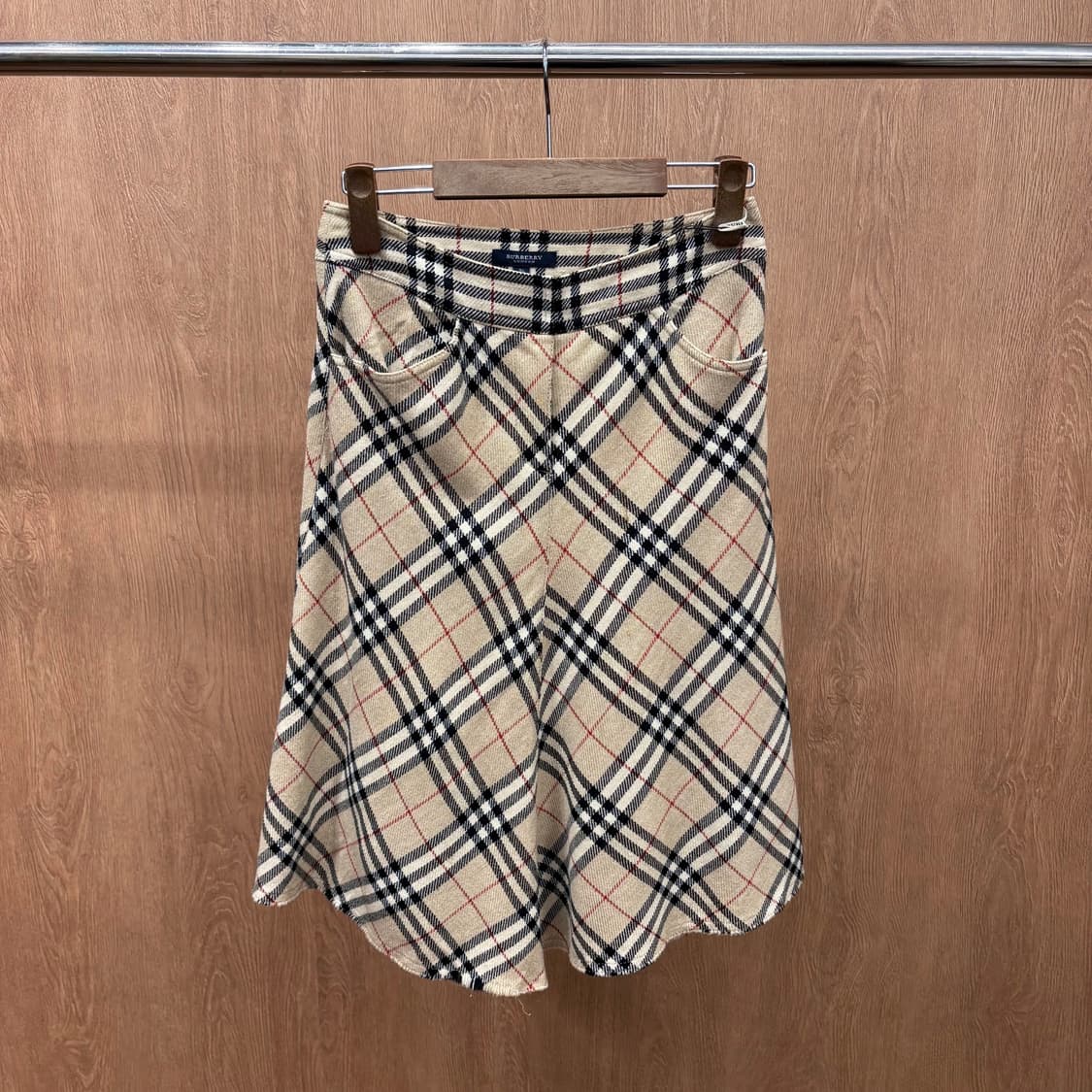 버버리 런던 미디 스커트 노바 체크 패턴 컷오프 마감 디테일 베이지 상품이미지2