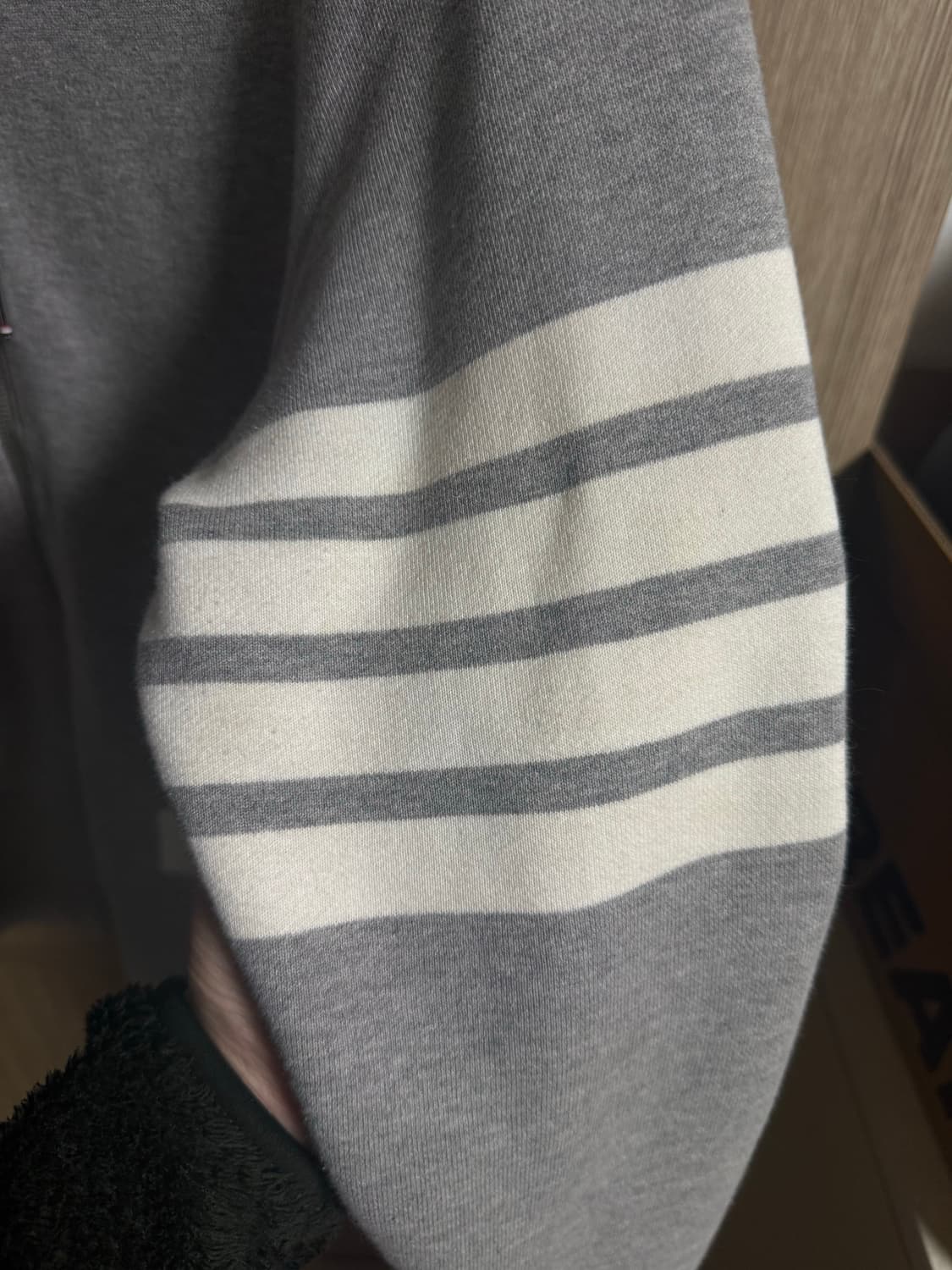 톰브라운 24SS 사선완장 후드집업 그레이  상품이미지4