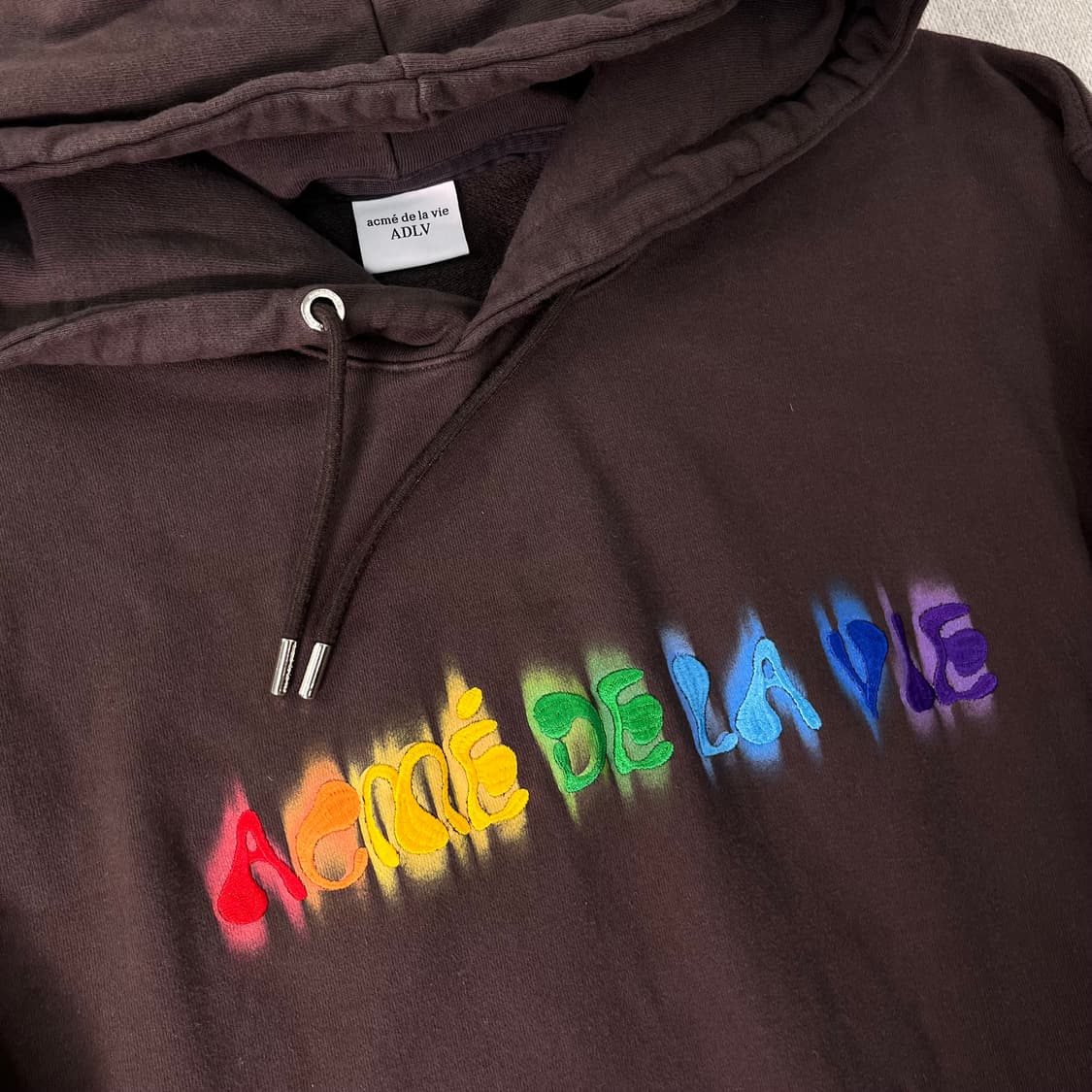 100 아크메드라비 레인보우 스프레이 로고 후드티 상품이미지2