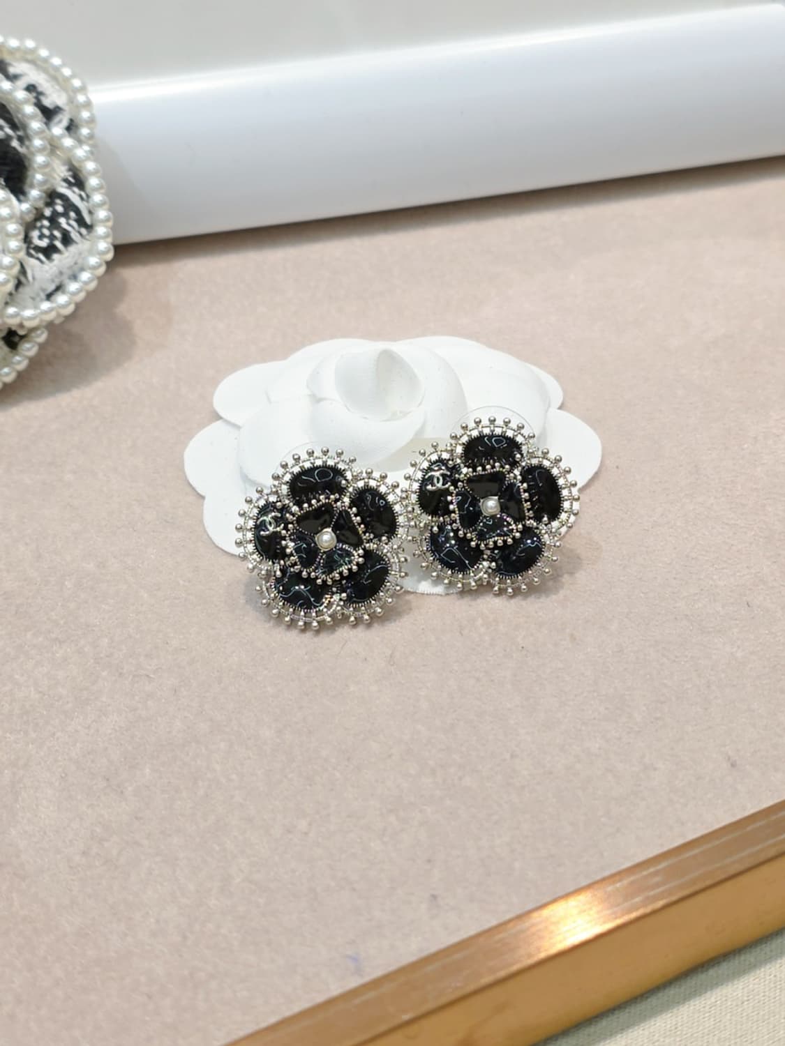 빈티지 샤넬 블랙 꽃 업사이클링 귀걸이 상품이미지1