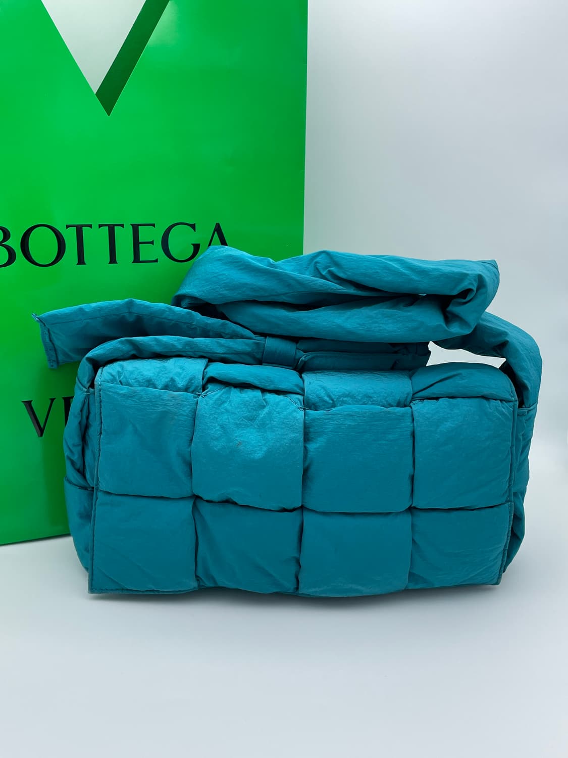 [ 정품 ] 보테가베네타 패딩 카세트백 블루그린, 최저가 상품이미지1