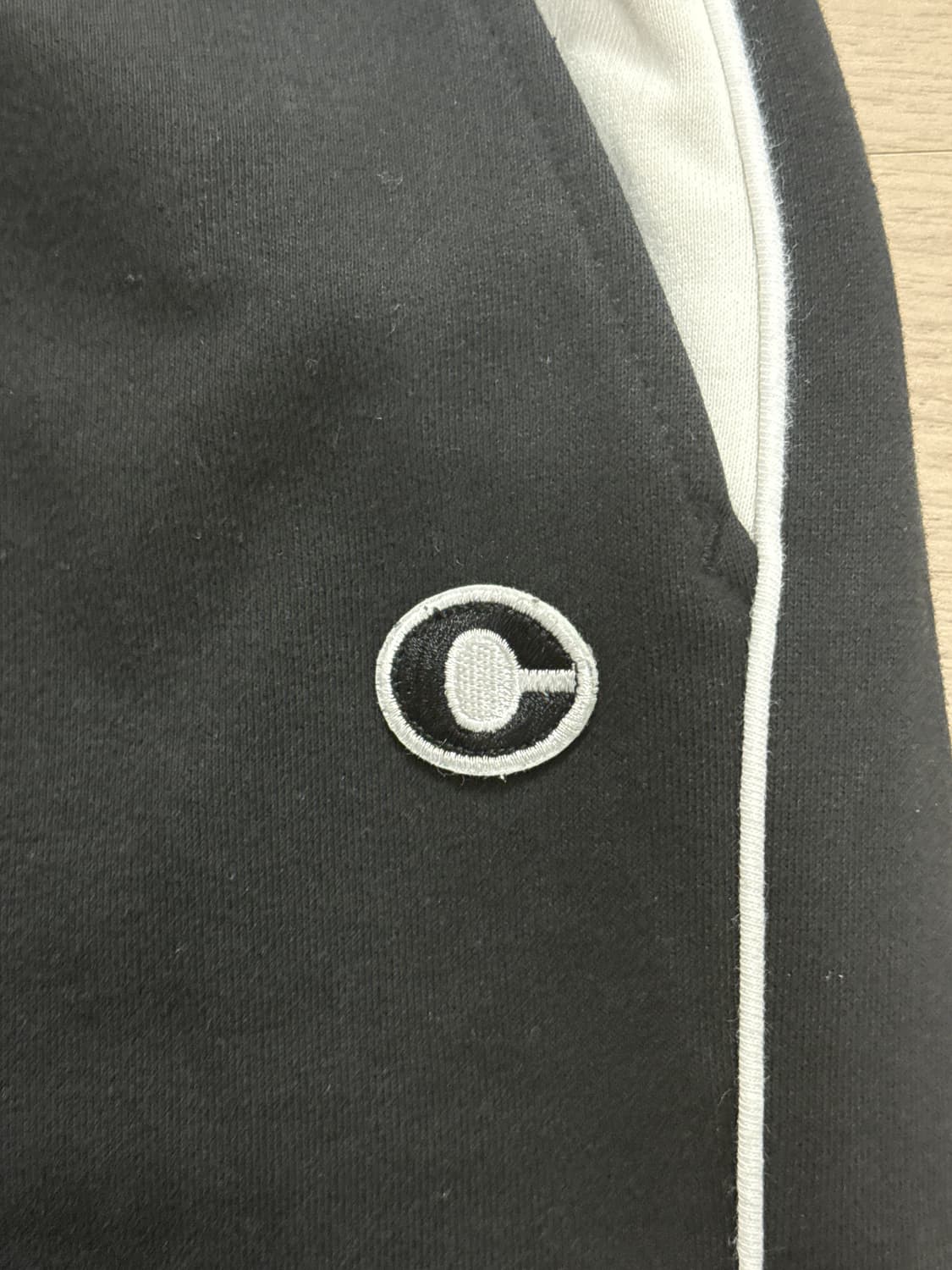 코드그라피 C 로고 배색 테크 트레이닝 팬츠 상품이미지2