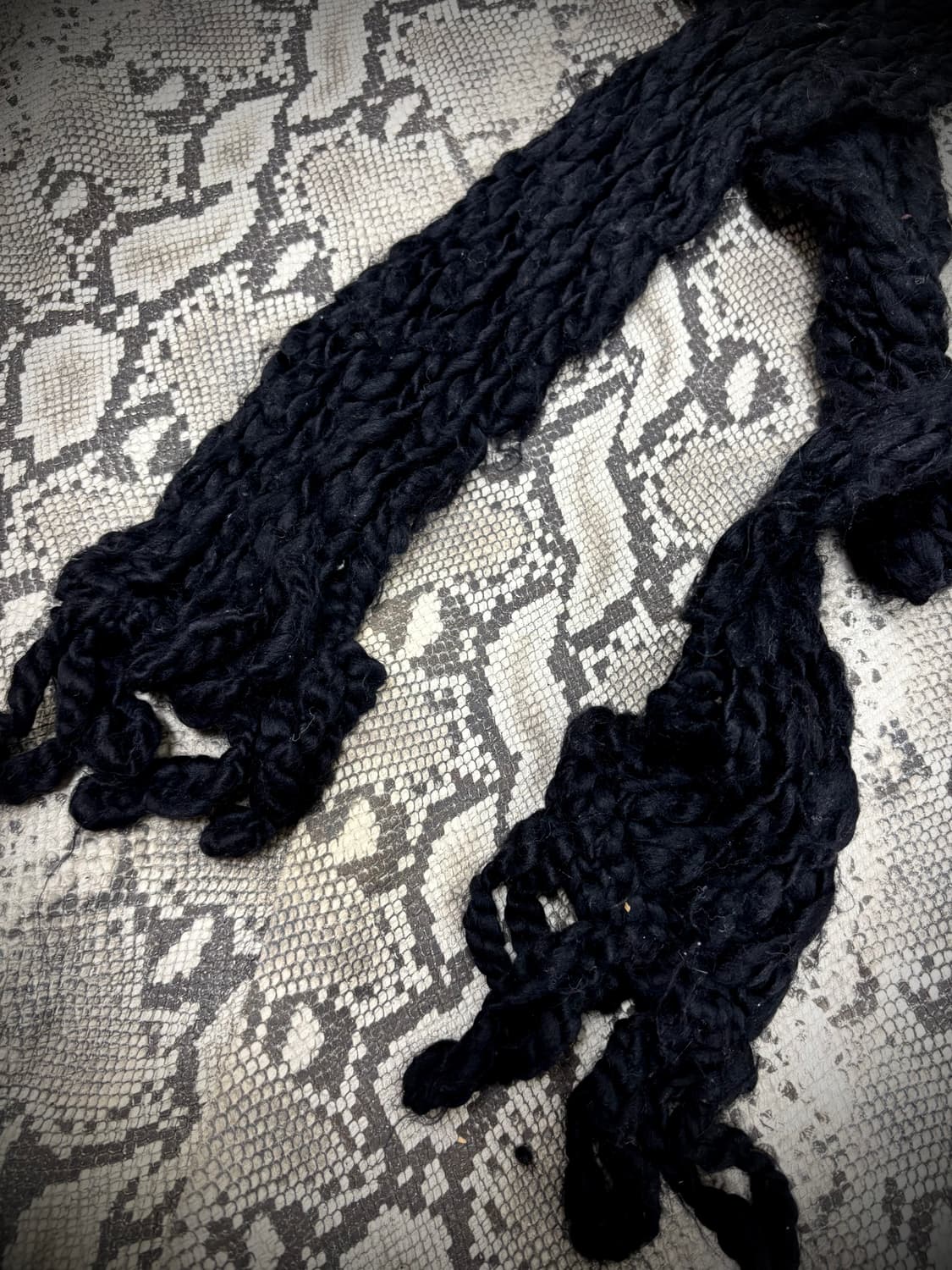 Vintage” Black Chic Mood Knit Scarf 상품이미지4
