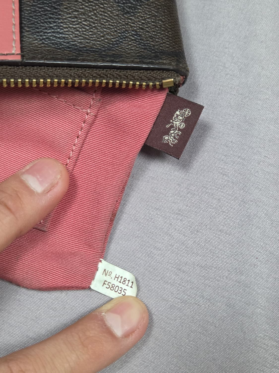 [코치] 시그니처 센터 스트라이프 코너 지퍼 리스트릿 | G00016 상품이미지8