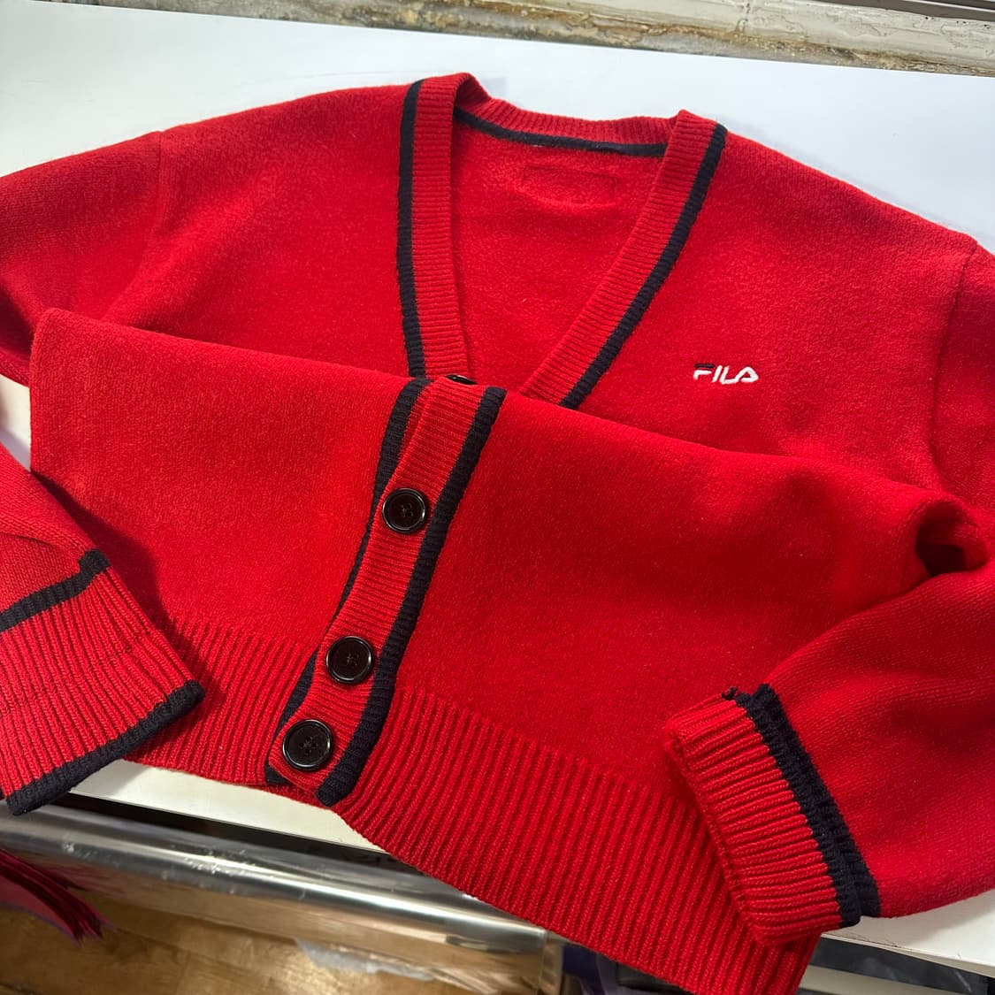 M 95 FILA 휠라 레드 기본로고 울100% 루즈핏 가디건 남여공용 상품이미지1
