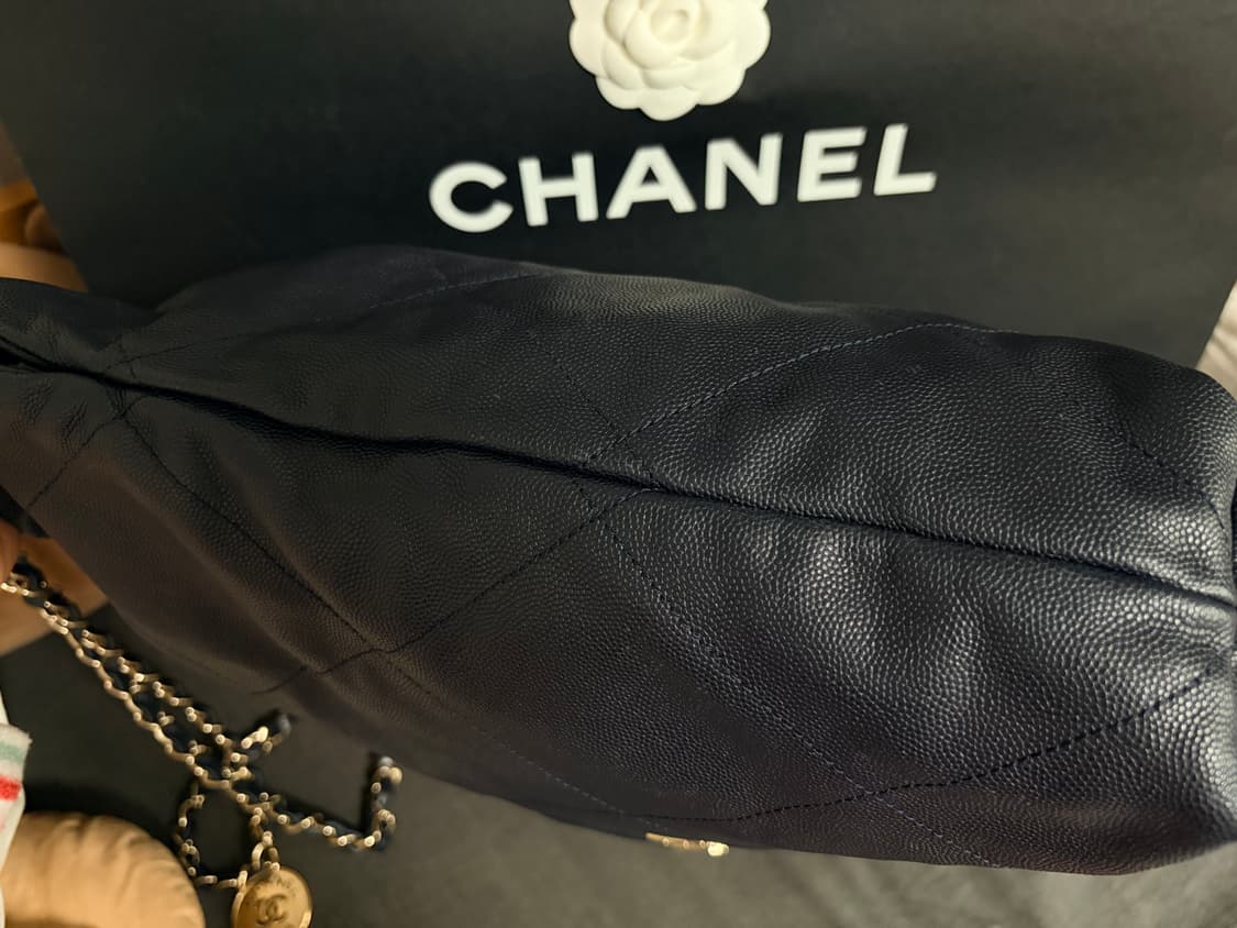 샤넬 22백 캐비어 다크네이비 미디움 상품이미지4